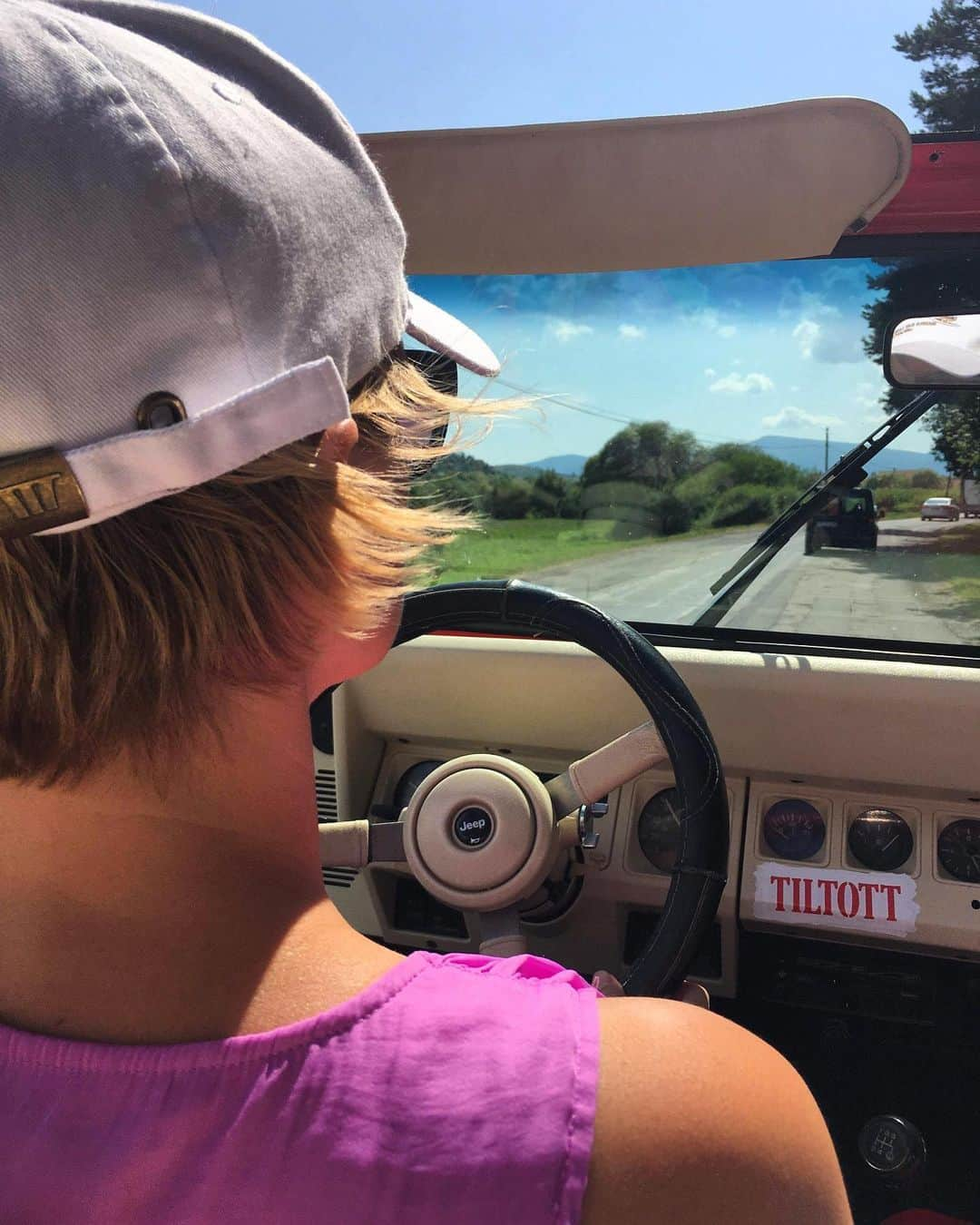 アンドレア・オズヴァルトさんのインスタグラム写真 - (アンドレア・オズヴァルトInstagram)「#fun #drive #jeep #cabrio #friends #love #weekend #holiday #transylvania 😙」7月28日 18時09分 - andreaosvart