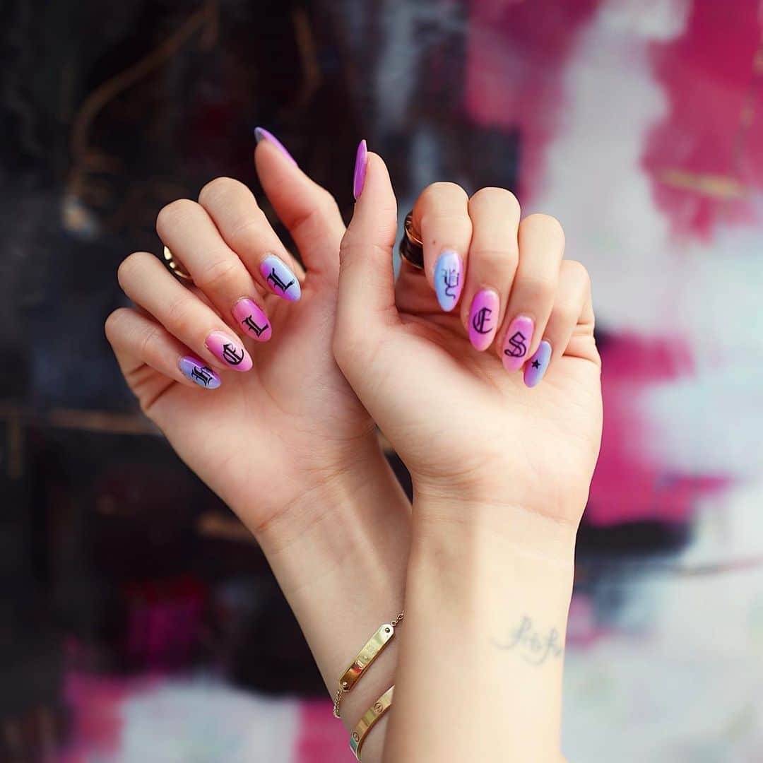 ソニアのインスタグラム：「Not many things I’d say a resounding HELL YES to but I could name a few 😎  Claws forever on point thanks to @wanxin_belle @glitzyfingers 🔥  #manicure #nails #nailart #handdrawn」