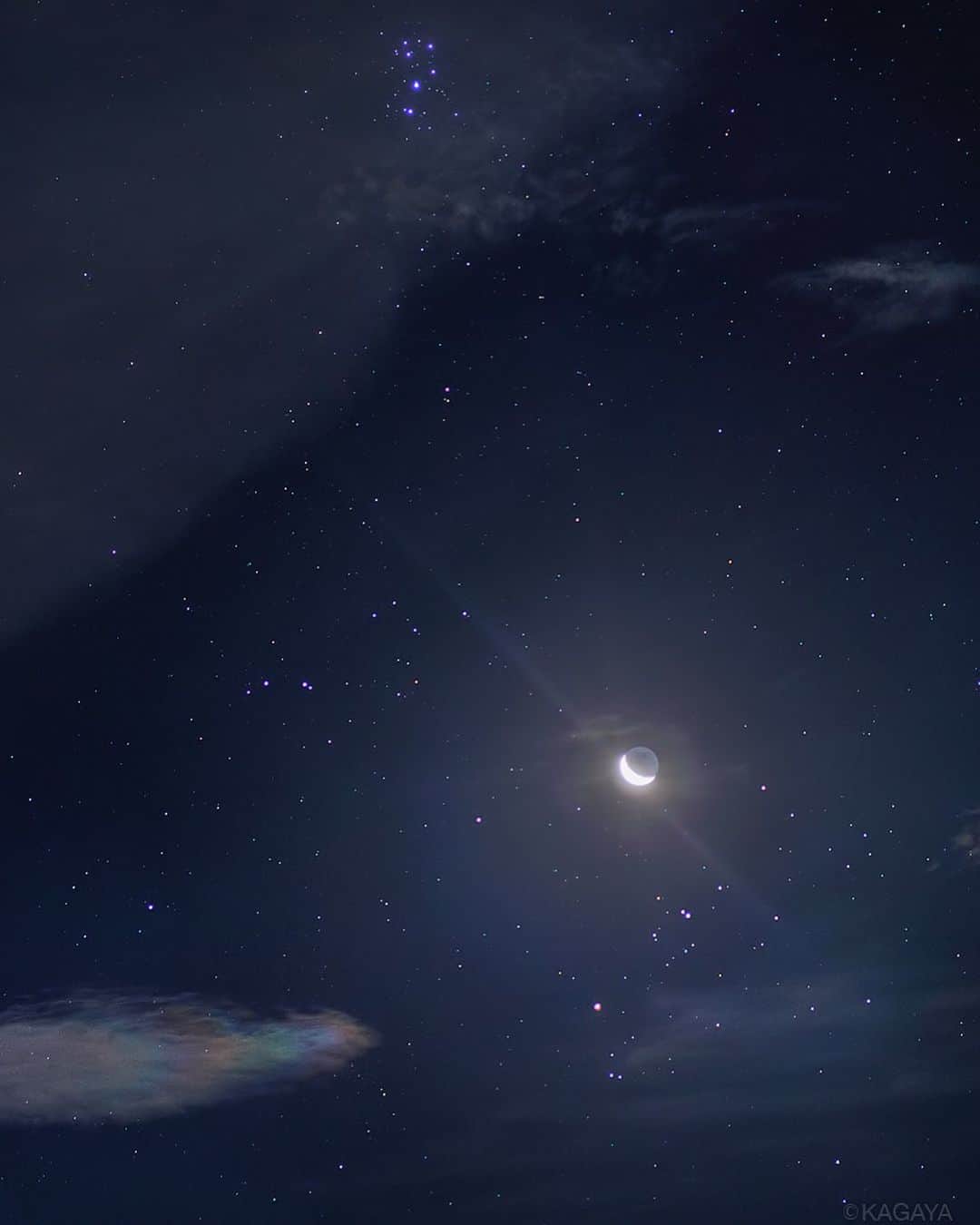 KAGAYAさんのインスタグラム写真 - (KAGAYAInstagram)「夜空の宝石たち。 地球照を抱いた月が、ヒアデス星団の中に輝いていました。 月のそばを通った雲はかすかに色づき、彩雲になりました。 写真上の星の集まりはスバル（プレアデス星団）、月の下の明るい星はおうし座のアルデバランです。 （本日未明撮影）」7月28日 18時14分 - kagaya11949
