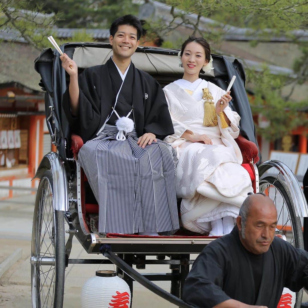 家族挙式さんのインスタグラム写真 - (家族挙式Instagram)「@kazoku_wedding をフォローして、 #家族挙式 でお写真を投稿してくださいね＊* . ------------------- 日本の伝統衣装に身を包んだウェディングフォト＊ 人力車は和婚ならではの素敵な アイテムでとっても素敵ですよね！ 会場名：厳島神社 ------------------- . ❁テレビCM放映中 ▹▸ ”家族挙式ベスト”なら 【挙式・衣裳・美容・写真】が含まれたプランが97,200円〜叶います＊ ▽予約はTOPのリンクから❁ >>> @kazoku_wedding ------------------- #家族挙式 #ベストアニバーサリー #家族 #Family #家族婚  #bestanniversary #少人数婚 #wedding #ウェディング #結婚式#フォトウェディング #プレ花嫁 #卒花 #日本中のプレ花嫁さんと繋がりたい #花嫁 #卒花嫁 #国内挙式  #結婚式準備 #weddingtbt #プラコレ#Dressy花嫁 #2019年春婚 #2019年夏婚 #2019年秋婚#2019年冬婚 #セントアクアチャペル #和装#人力車#ウェディングフォト」7月28日 18時17分 - kazoku_wedding
