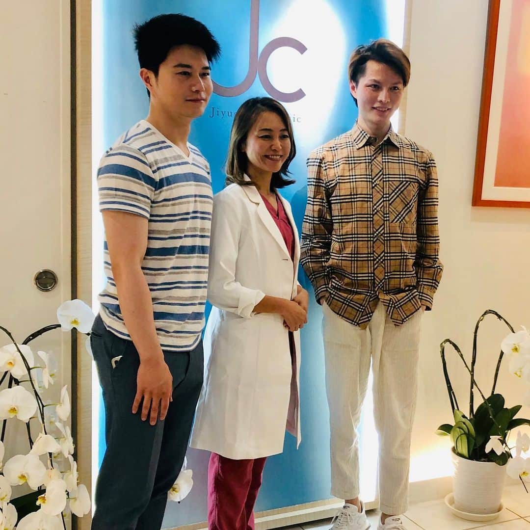 のインスタグラム：「今日は中国で超人気のKOL、リンさんとヤンさんの施術を担当させて頂きました😊 2人ともとっても喜んでもらえてよかった‼️😆✨ #謝謝 🙏 #美容アンチエイジング専門医 #黒田愛美」