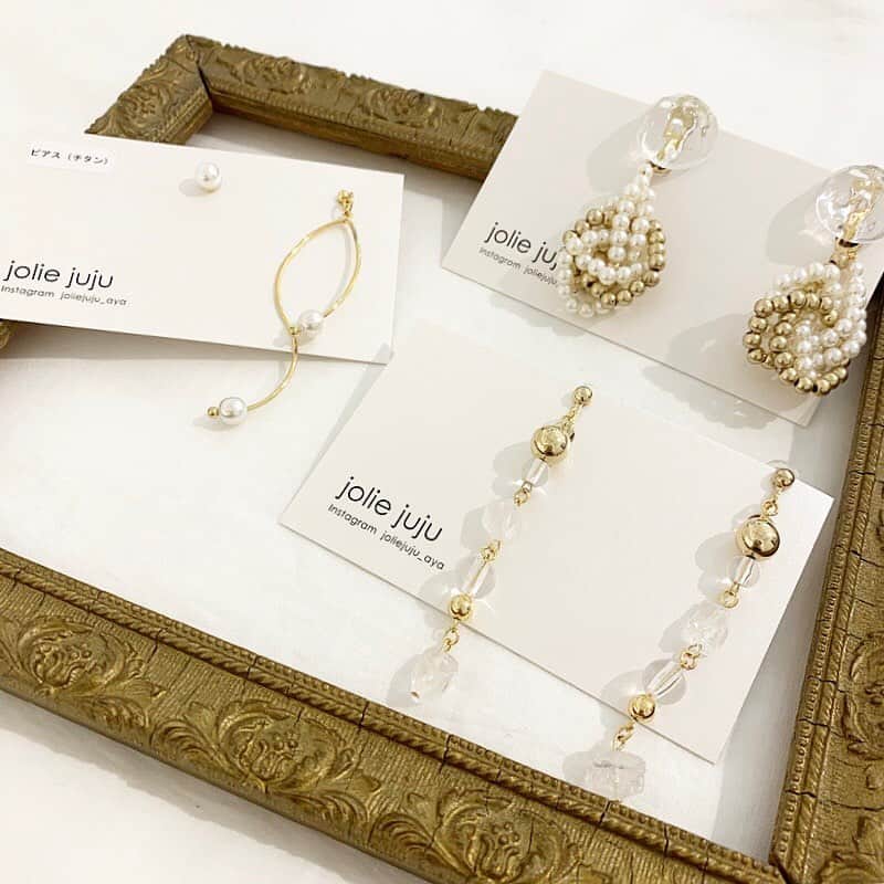 のインスタグラム：「タピエスタイル京都店です。 「jolie juju」より新作が届きました。 クリスタルや海外から輸入したパーツなどを贅沢にあしらったピアス・イヤリングは、いつもよりオシャレを楽しみたい気分の日にぴったりです。 ウェーブが特徴的なアシンメトリーデザインもさり気なく躍動感を演出してくれます。  左右に大小使い分けられるシャボン玉のようなガラスパーツが人気のシリーズには、秋ファッションにも似合う深みのある新色が新登場です。 おとなに似合うコスチュームジュエリー、ピアス・イヤリングを豊富に取り揃えておりますので、ぜひ店頭にてご覧ください。  1枚目 左 ¥3,100+tax 右上 ¥3,350+tax 右下 ¥3,000+tax  2枚目 ¥3,300+tax  #タピエスタイル #タピエスタイル京都店 #ラクエ四条烏丸 #handmadeaccessory #ハンドメイドアクセサリー #京都 #四条 #joliejuju」
