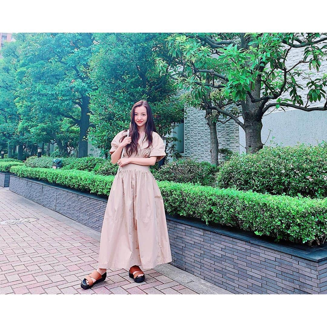 板野友美さんのインスタグラム写真 - (板野友美Instagram)「👗👠 .  #onepiecedress @lecielbleu_official  #bag @chloe  #sandals @fray_id  #ootd #友Style」7月28日 18時21分 - tomo.i_0703