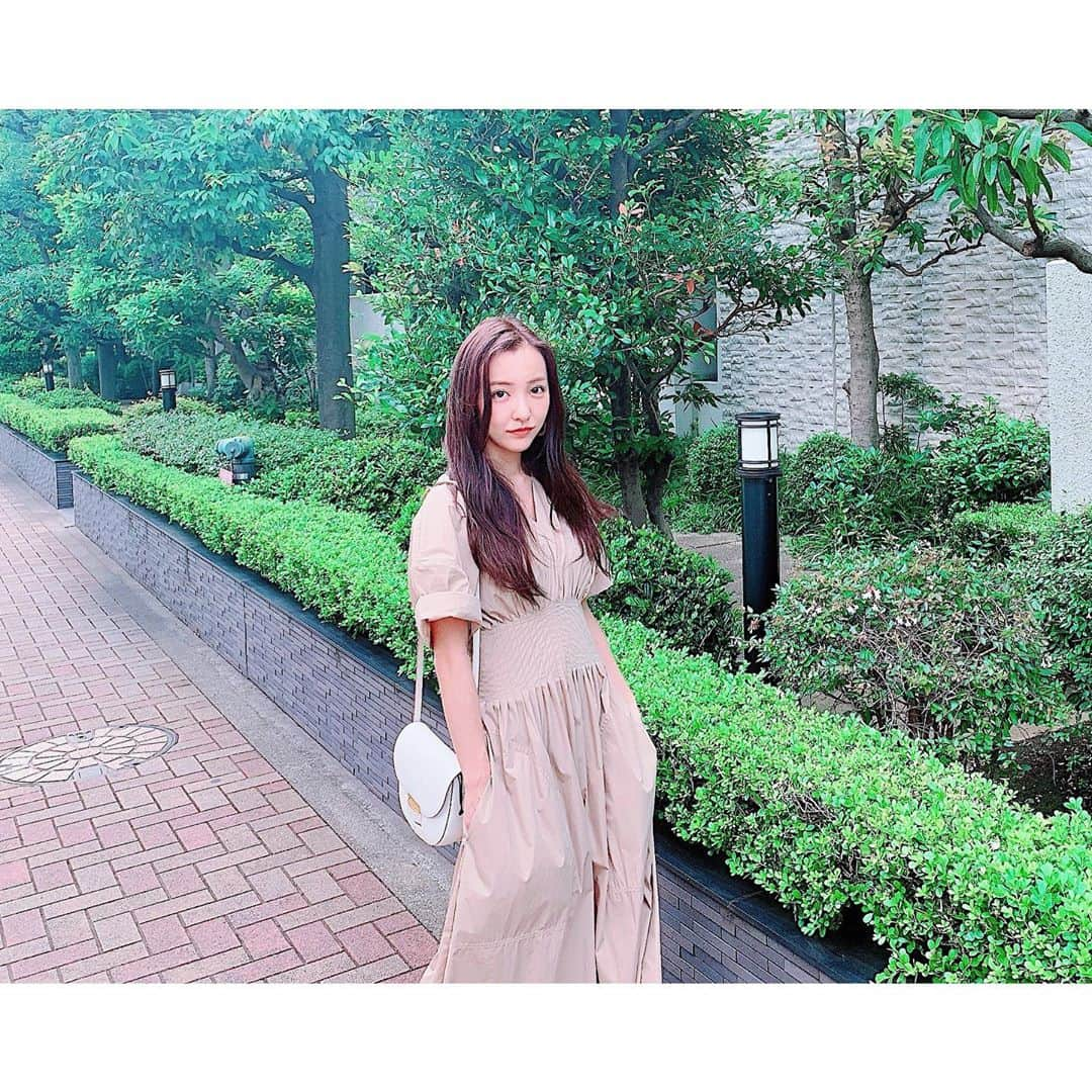 板野友美さんのインスタグラム写真 - (板野友美Instagram)「👗👠 .  #onepiecedress @lecielbleu_official  #bag @chloe  #sandals @fray_id  #ootd #友Style」7月28日 18時21分 - tomo.i_0703