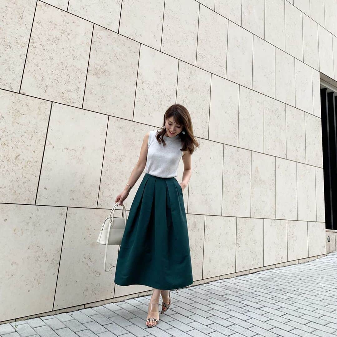 吉田美紀さんのインスタグラム写真 - (吉田美紀Instagram)「・ ・ まだまだ暑いけれど カラーからすこーしずつ秋を取り入れてみたくて🌾 ・ とてもラインが綺麗なスカート。 素材にも自信あり！ お値段も可愛いです♡ ・ tops→#tomorrowland_jp  skirt→#lialapg sandal→#gianvittorossi bag→#hermes ・ #coordinate #outfit #ootd #look #style #fashion #wardrobe #instagood #instafashion #ママコーデ #ママコーディネート #ママファッション #コーディネート #ファッション」7月28日 18時33分 - miki__yoshida