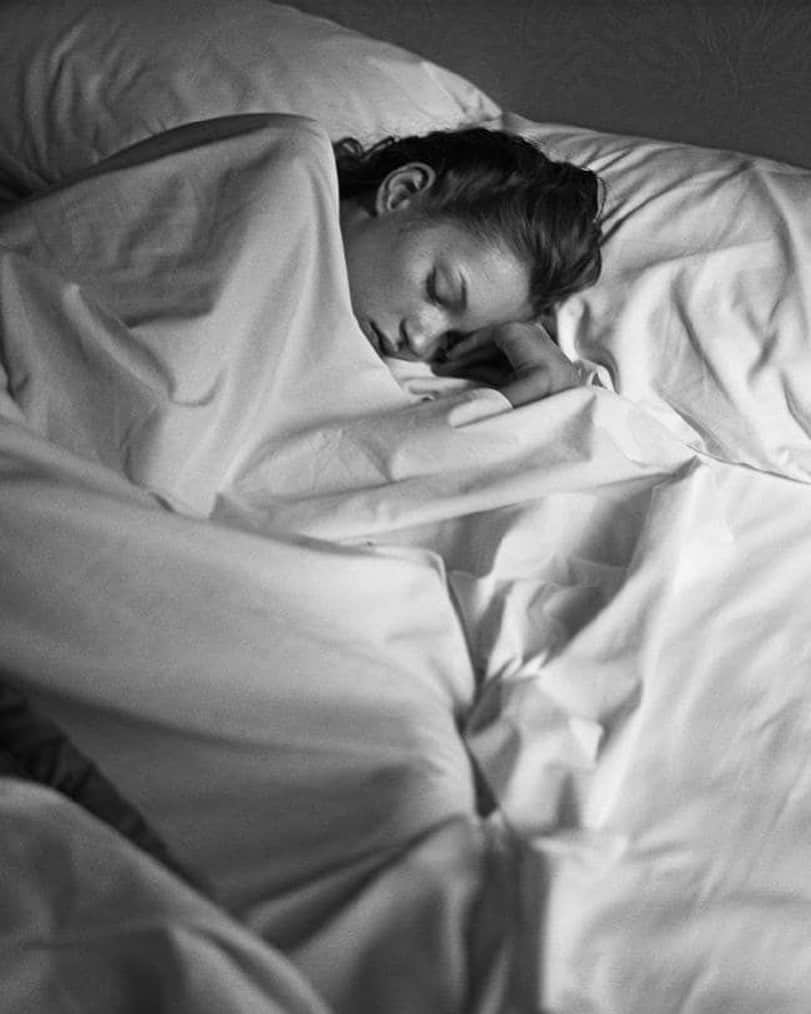 Meganさんのインスタグラム写真 - (MeganInstagram)「Sunday sleep in ☁️ Kate Moss by Mario Sorrenti  #katemoss #mariosorrenti #sundays」7月28日 18時29分 - zanzan_domus