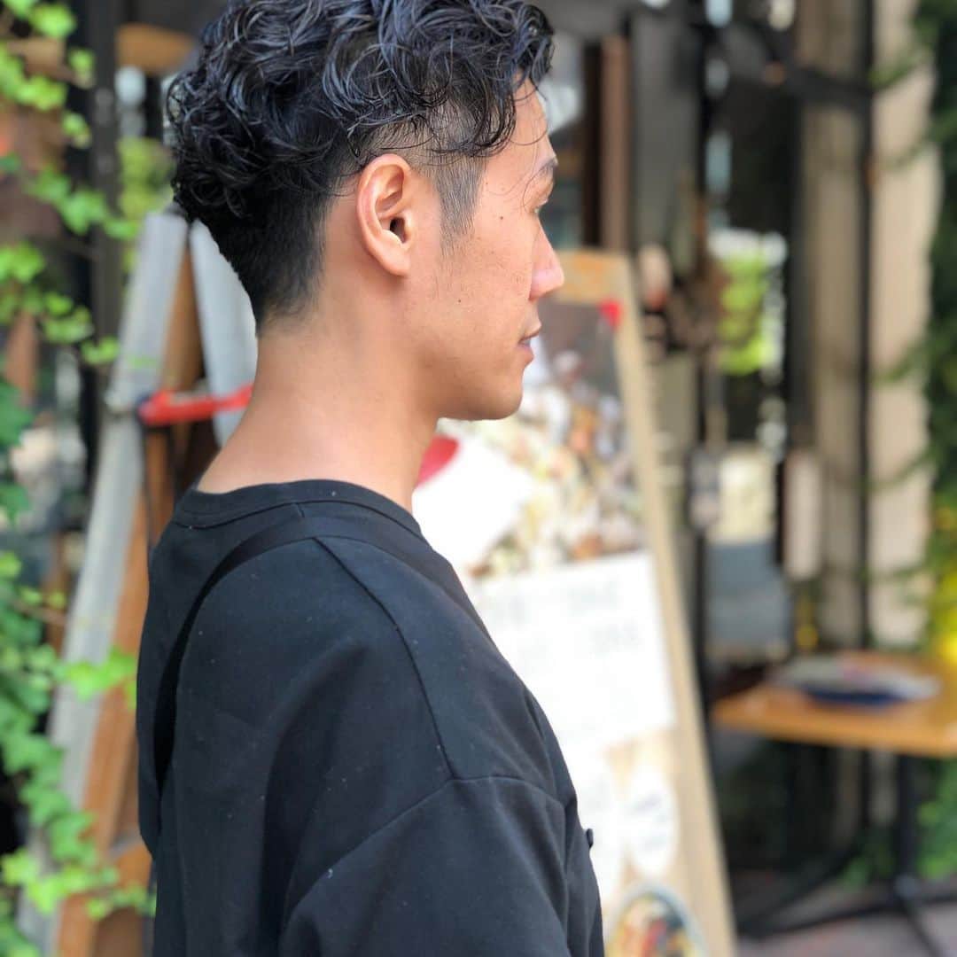 【北堀江・美容室 peaks hair】のインスタグラム：「メンズスタイル✂️ サイドを刈り上げて、パーマもツイストぎみでしっかりあてたスタイルです✨✨ スタイリスト  堀口  #peakshair #ピークスヘアー#堀江#北堀江#美容室##Instahair#hairstyle#Instafashion#イルミナカラー#小顔#美意識#おしゃれな人と繋がりたい#おしゃれ#お洒落#ヘアアレンジ#ヘアスタイル」