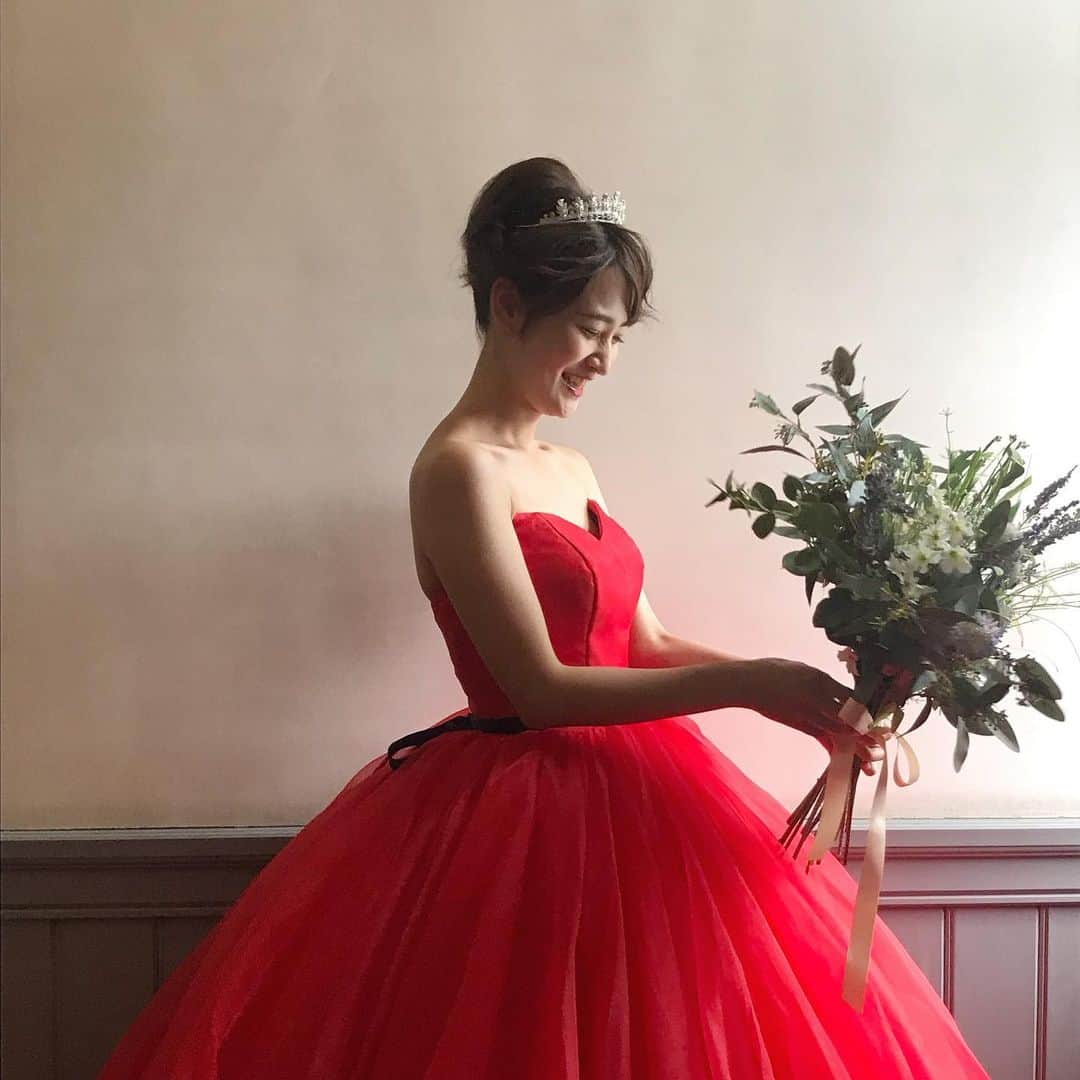 中島咲季のインスタグラム：「真っ赤なドレスとティアラと綺麗な花束と、素敵過ぎてテンション上がりっぱなしの1日でした🥺❤️ . なにより愛しのもーたんがリアルプリンセスすぎて可愛くて仕方がなくて😭❤️(2、3枚目見て！！) . @cocomelody_fukuoka  #cocomelody #fukuoka #dress #wedding #bridal #tiara #colordress #花嫁 #プレ花嫁 #ブライダルヘア #ウェディングフォト #ウェディングニュース」