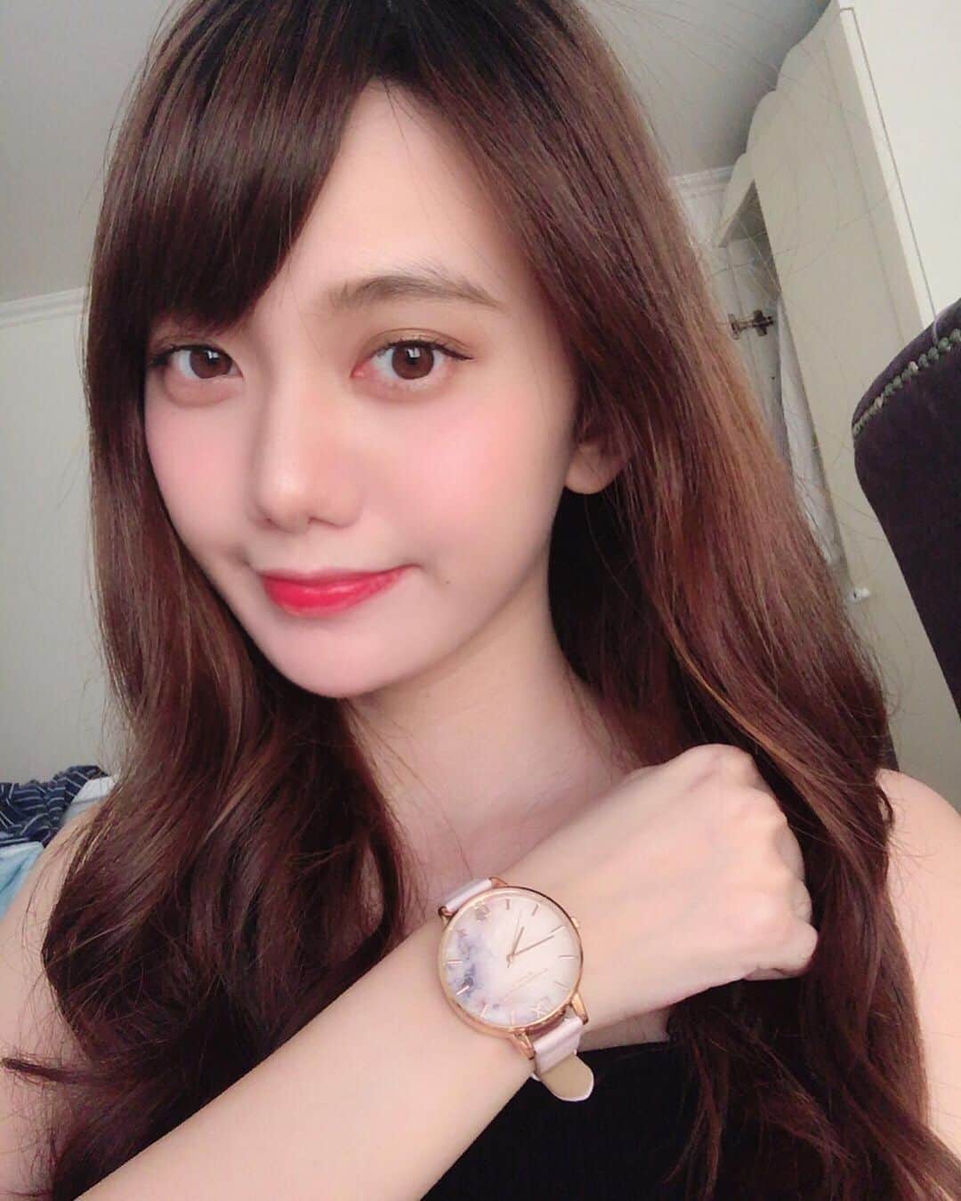 羅晴のインスタグラム：「戴手錶不只是習慣，也是一種穿搭配件～  手上的錶來自英國🇬🇧的品牌 Olivia burton  玫瑰金與碎花，還有透亮的玫瑰石英錶面搭配起來很溫柔氣質的感覺🌸  有興趣可以去實體店面逛逛哦 #theunitjournal #theunitstore  #myoliviaburton」