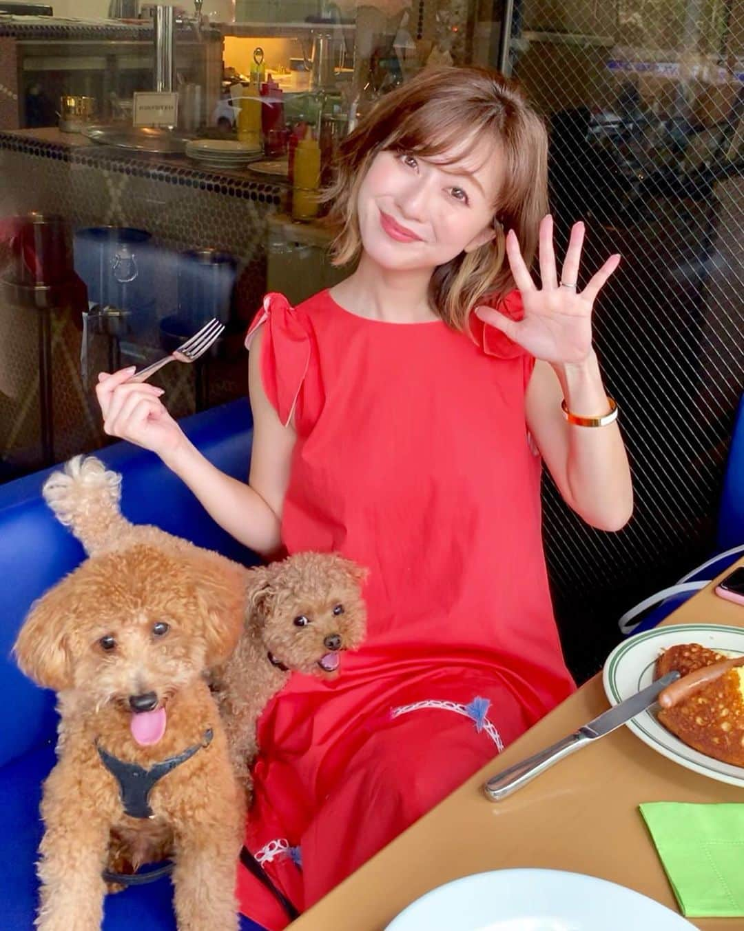 水野佐彩さんのインスタグラム写真 - (水野佐彩Instagram)「・ みんなでハイポーズ🐶👩🏻🐶❤️ お気に入りの主役ワンピはchesty👗🧡 今日はお天気も良く 家族仲良く とても平和な日曜日でした🕊💕 夜は旦那っぴを連れて 実家でご飯でやんす🥢 #coordinate  one-piece#chesty @chesty_official  shoes#chloe @chloe  bag#carvingtribes @carvingtribes  #sサイズコーデ #153cmコーデ #おちびコーデ #おちびの輪 #モントーク #montoak #パンケーキ #パンケーキ食べたい #🥞 #おもちとおはぎ #わんことカフェ #愛犬とおでかけ #わんこokカフェ」7月28日 18時37分 - saaya_mizuno