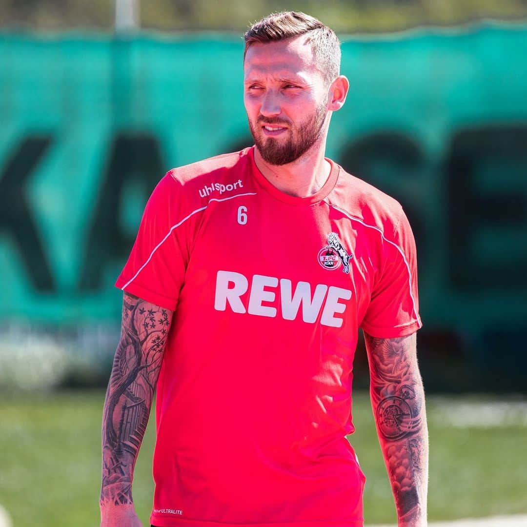 マルコ・ヘーガーのインスタグラム：「😏😏😏 @fckoeln  #train #camp #focus #effzeh #köln #fc #blessed #positivevibes #austria #mh6 #liebedeinestadt #inked #tattoo」