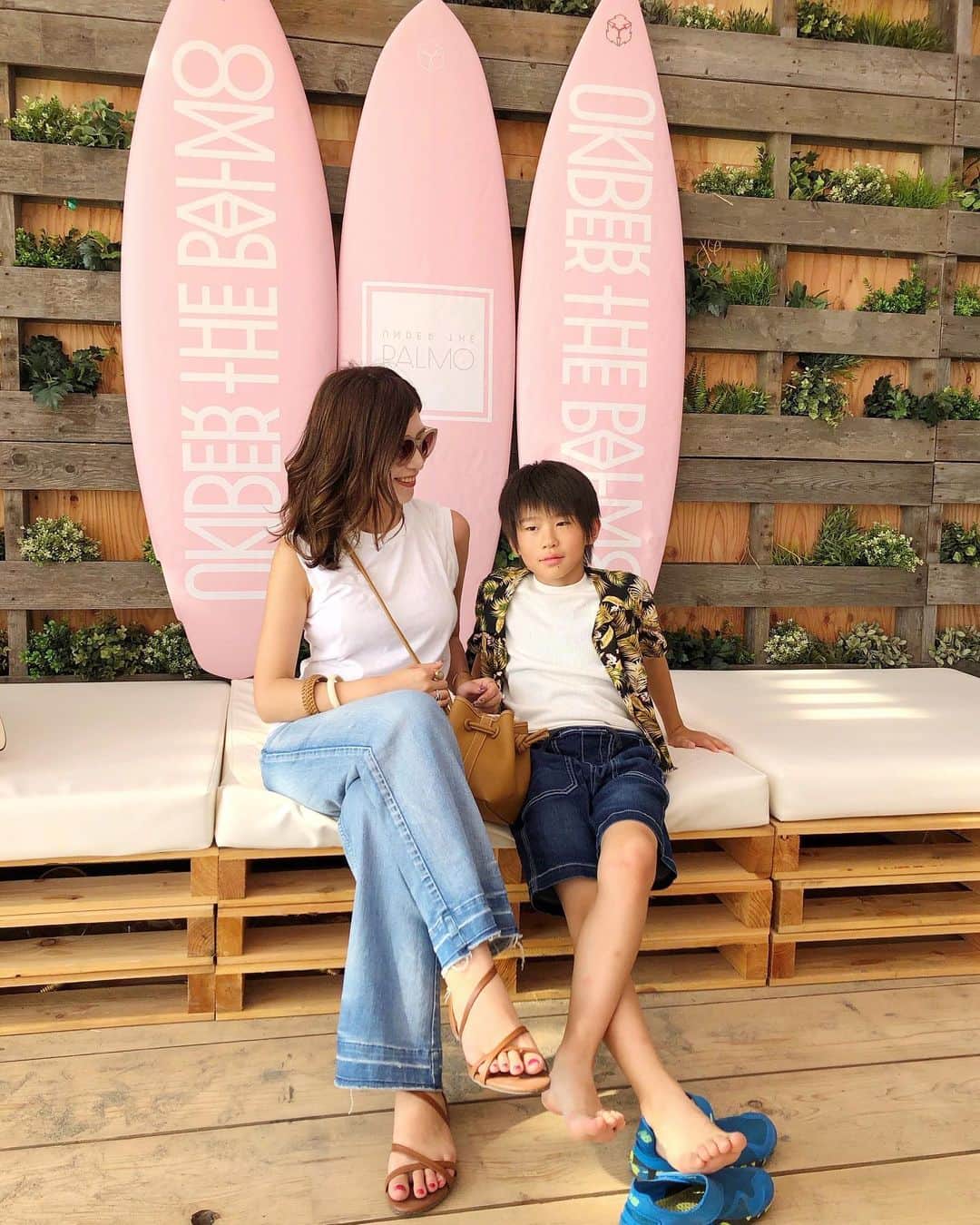 のインスタグラム：「・ 親子コーデ🍉 夏休みは#リンクコーデ  たくさんできたらいいなぁ✨ ・ 白Tにデニムの単純リンク😊 ・ 柄シャツでちょっとガラ悪。 私まで柄着たらね😂まぢでガラ悪いので着ません。 ・ 今日は天気の子観てきたよ😊 ・ 私も21くらいから突然晴れ女になったので真剣に見てしまった。 稲荷系の守護霊がついてるという話は本当なのかな？ ・ これからは稲荷神社たくさんいっとこう🦊 ・ ・ tops @hanes_japan  bottoms @upperhights  shoes  @sesto_shoes ・ kids tops @shoplist_official @ua_greenlabel  bottoms @gu_global @gu_for_all_  shoes  @asics_japan ・ #カジュアルコーデ#大人カジュアル #大人カジュアルコーデ#親子コーデ#親子リンクコーデ #キッズコーデ#キッズヘア #柄シャツ #開襟シャツ#タビジョ#カベジョ#夏コーデ#リゾートコーデ#シンプルコーデ#海好きな人と繋がりたい #たびじょ #夏休み#プチプラファッション#ママコーデ#逗子海岸 #タビジョ#きれいめカジュアル #きれいめコーデ #今日のコーデ #着回しコーデ#30代コーデ #locari#mineby3mootd」