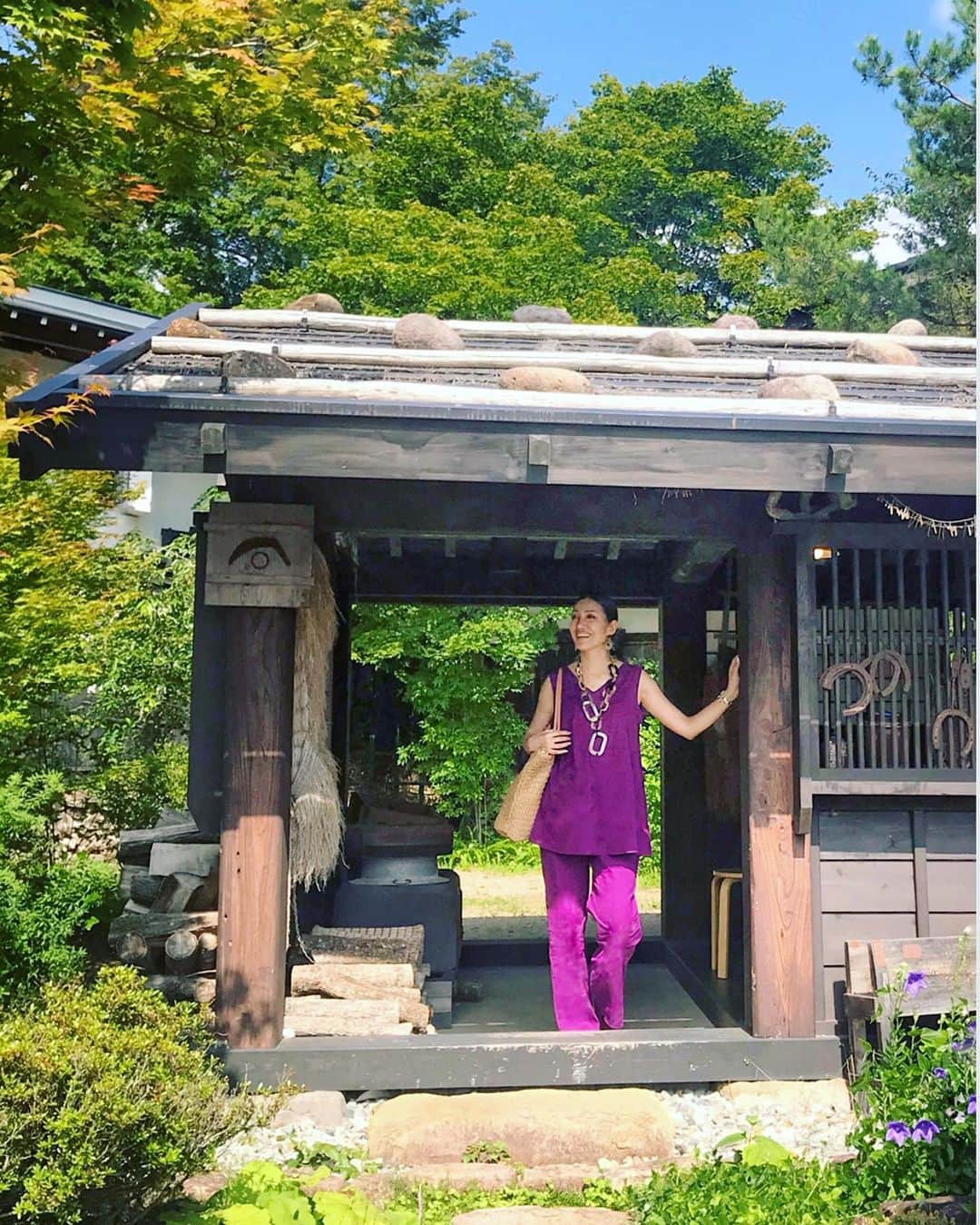 アンミカさんのインスタグラム写真 - (アンミカInstagram)「韓国から、35度だった快晴の🌞岐阜の飛騨へ！ ここ最近、紫にご縁あり💜 。 #紫はウインターカラーの私には合うから好き💜 #ストレッチなのにリネンライクで楽な素材のセットアップは @coomb_official  #水牛のネックレスとピアスは @abiste_official  #神様の神聖な場所が多い飛騨の山々で気持ちも浄らかに✨ #今晩は22時からMBSにて @hatsumimigaku にてパリコレ学で重大発表！」7月28日 18時39分 - ahnmikaofficial