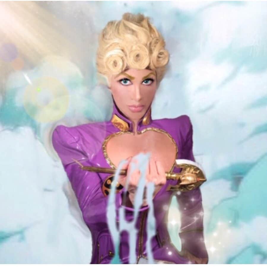 叶姉妹のインスタグラム：「ジョジョ5部コスプレアート総集編🦋 美香さんの💗最新のジョジョ💜5部までの💖お気に入りキャラクターベスト13💎と「王の中の王🌹✨」の矢💋✨✨ 私達の愛する大切な皆さん、 "美香さんのジョジョ日記シリーズ💖" ですが、ジョジョの奇妙な冒険の5部のアニメ毎回が 待ち遠しくてワクワクしておりましたが7/28最終回がとっても寂しくて…。😢💦さて、以前にも5部までの お気に入りキャラクターベスト10を ご紹介いたしましたが、 ちなみに今回は、私美香の最新の🌹 5部までのお気に入りキャラクター ベスト13は！😘💓 1-ジョナサン・ジョースター 2-ブローノ・ブチャラティ(前6位) 3-はぜくらみきたか 4-ポルナレフ(5部でもステキですよね)(前2位) 5-ヴァニラ・アイス(前4位) 6-空条承太郎(前5位) 7-億泰 8-ジョルノ・ジョバァーナ(前10位) 9-ワムウ(前8位) 10-東方仗助(前9位) 11-イギー 12-セックス・ピストルズ (ミスタのスタンドですが)😅 13-シゲチー 番外編の敵ですが プロシュート兄貴のギャングとしての信念を貫く姿も。 念の為、 ファビュラスな姉の最新の💜 5部までのお気に入りキャラクター ベスト13💋✨✨きいてみました❣️😋💓 1-花京院典明くん 1-ジョルノ・ジョバァーナ(グッドルッキングで礼儀正しくセクシー) 2-ブローノ・ブチャラティ(グッドルッキングでクールでセクシー)(前3位) 3-東方仗助くん(前4位) 4-DIO (前5位) 5-リゾット・ネェロ🆕💫(グッドルッキングでクールで繊細でセクシー) 6-吉良吉影 7-フーゴ(グッドルッキングでセクシー)(前8位) 7-ドッピオ🆕💫(グッドルッキングではないらしいですが…) 8-岸辺露伴(前12) 9-ワムウ 10-空条承太郎(前7位) 11-キラー・クィーン(スタンドですが😅) 12-虹村億泰くん(名前がセクシー)(前10) 13-シュトロハイム(グッドルッキングではないらしいですが…) そして、なんと自由な考えで 1位タイの2人ですよ。😆💖 ファビュラスな姉の基準は 「グッドルッキングで独自のセクシー💋✨」 なのですがおそらく世の中の皆さんの考える 「セクシー」の使い方とは ニュアンスが少しだけ違うということをお伝えしておきますね。🤔💖 皆さんはいかがでしょうか？ 私は、あまりにも好きすぎて ベスト13にしぼれなくて…😆💖 #amazing #heavenly #バラの香り  #ジョルノ #ブチャラティ #ジョジョ  #メローネ #リゾット・ネェロ  #JOJOsBizzareAdventure #GoldenWind #黃金の風 #giornogiovanna  #jojo_anime #jojo #GIOGIO  #fabulous #叶姉妹 #heaven #ファビュラス  #宇宙 #jojo #コミケ #叶 #peace #peaceful #lgbtq #至福 #幸運 #天使  #女神 #愛するあなたへ」