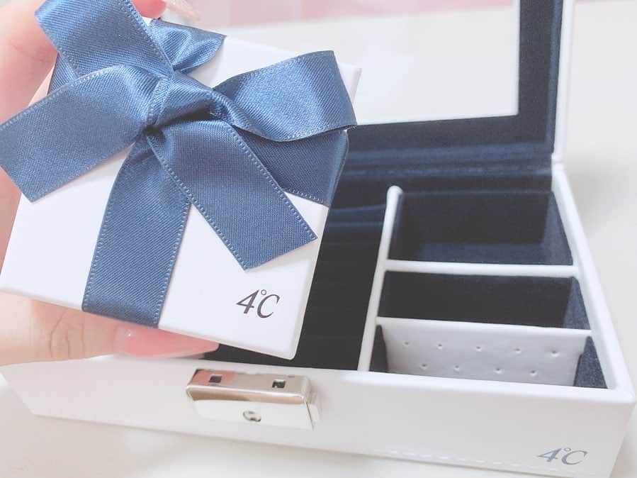 のインスタグラム：「.﻿ ママからお誕生日プレゼントに﻿ ネックレスとジュエリーBOX﻿ もらいました✨💎💓﻿ .﻿ .﻿ 華奢で大人っぽいデザインのネックレス💗﻿ .﻿ かわいすぎる🥺﻿ ママありがとう(^ ^)！﻿ .﻿ #プレゼント #アクセサリー ﻿ #ネックレス #4℃」