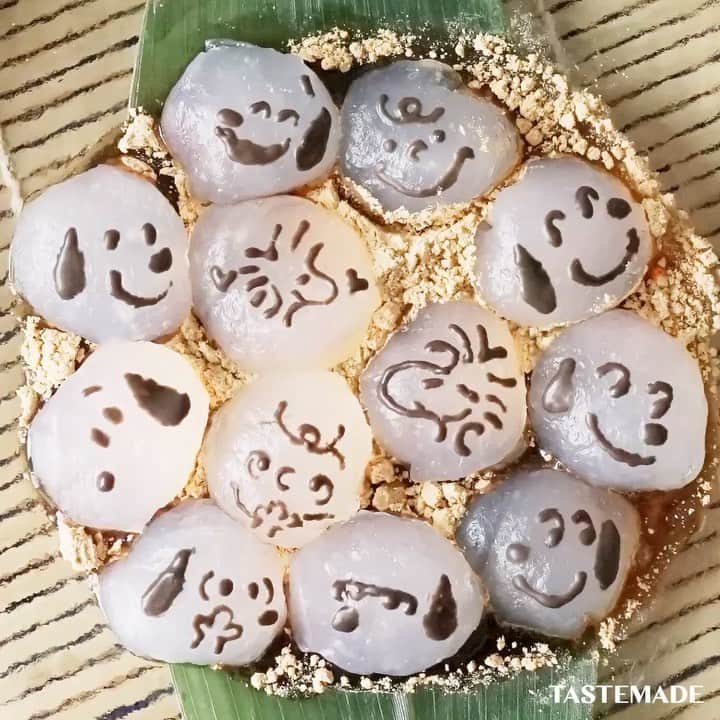 のインスタグラム：「【お友達も一緒🐶】わんわんわらび餅⁠⠀ ⁠⠀ スマホアプリはレシピを簡単に探せるよ📲⠀⁠⠀ ダウンロードはプロフィールのURLをクリック👆⠀⁠⠀ ⁠⠀ ■材料⁠⠀ 片栗粉　50g⁠⠀ 砂糖　30g⁠⠀ 水　250ml⁠⠀ ⁠⠀ チョコレート　適量⁠⠀ 黒蜜　適量⁠⠀ きな粉　適量⁠⠀ ⁠⠀ ■手順⁠⠀ 1. ボウルに片栗粉と上白糖を入れ、水を加えてゴムべらでよく混ぜ溶かす。⁠⠀ 2. 中火にかけ木べらで混ぜながら煮て、半透明になってきたら弱火にしてさらに透明になるまで練り続ける。⁠⠀ 3. 全体が透明になったら、絞り袋に入れて氷水の中に出していく、一つ持っていく⁠⠀ 4. チョコペンで顔かく⁠⠀ 5. 黒蜜ときな粉をのせたお皿に置いて完成⁠⠀ ⁠⠀ #tastemade #tastemadejapan #food #foodie #cooking #recipe #tastemade #japan #japanese #japanesefood #sweets #dessert #wagashi #mochi #Snoopy⁠⠀ ⁠⠀ #テイストメイド #料理 #クッキング #レシピ #おうちご飯 #おうちごはん #おうちカフェ #スイーツ #デザート #おやつ #お菓子作り#わらび餅 #きゃらびもち #スヌーピー⁠⠀ ⁠⠀ #テイストメイドジャパン をつけて投稿してね❤️⁠⠀ ⁠⠀」