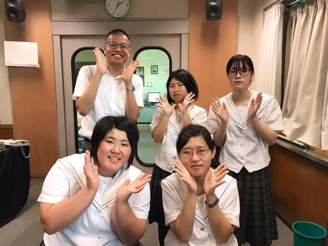 のインスタグラム：「蒲生高校のみなさんと一緒にお送りしました☺️✨4人はマーケティングの授業の一環で「REIWAドーナツ」「かもタルト」「ティラかも」といったスイーツを開発🍩❤️今後は文化祭や体育祭で販売される予定です🌟 #tegeh #REIWAドーナツ #かもタルト #ティラかも #スイーツ #蒲生高校 #高校生 #ドーナツ #タルト #ティラミス #MBCラジオ」