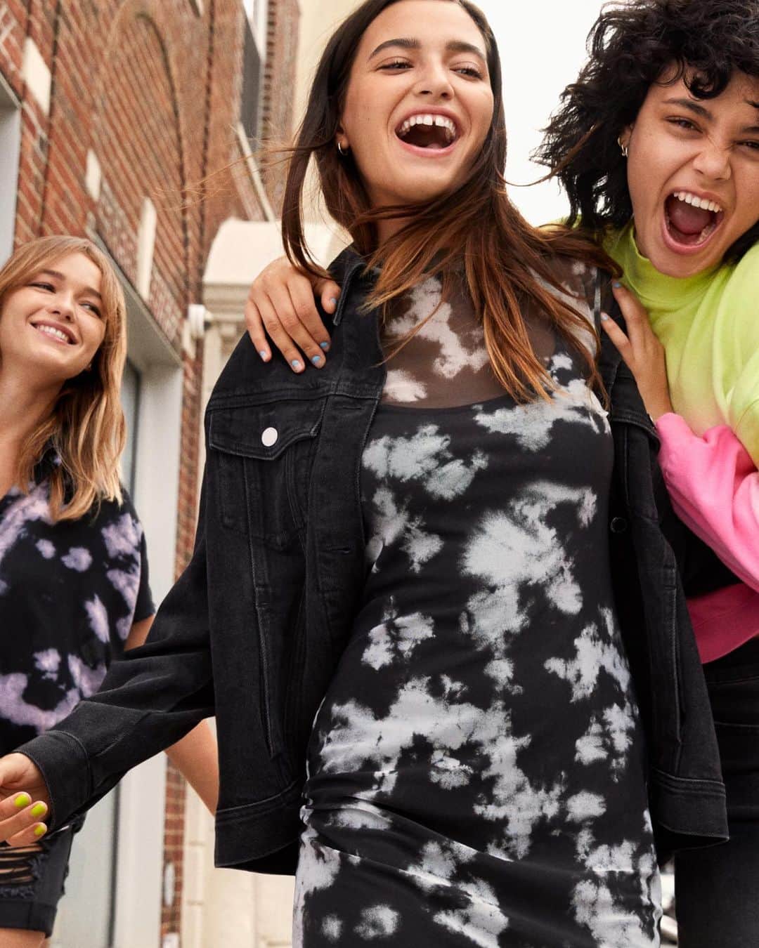 のインスタグラム：「Take a cool spin back to the '70s with tie dye and neon-coloured styles. #HM Mesh bodycon dress: 0809672001」