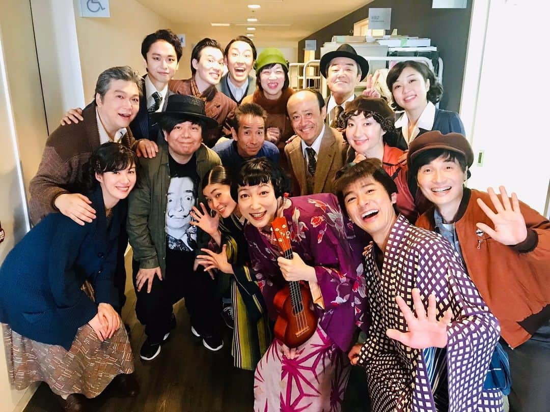 ともさかりえさんのインスタグラム写真 - (ともさかりえInstagram)「キネマと恋人 大千穐楽❤️❤️❤️ ラストシーンが終わって暗転して おねえちゃんと手をぎゅうと繋いだ瞬間 悔いなくやりきった！と心から思えました。 また改めてブログに書きます。 ご観劇くださったみなさま 心を寄せてくださったみなさま どうもありがとうございました。 #キネマと恋人 #じょじょママとわたしは #楽屋でパンダの写真ばかり見ていました #和歌山アドベンチャーワールド の #彩浜 さいひんだよ #おにぎりじゃないよ #さいひんだよ #もうすぐお誕生日だよ」7月28日 19時02分 - rie_tomosaka_official