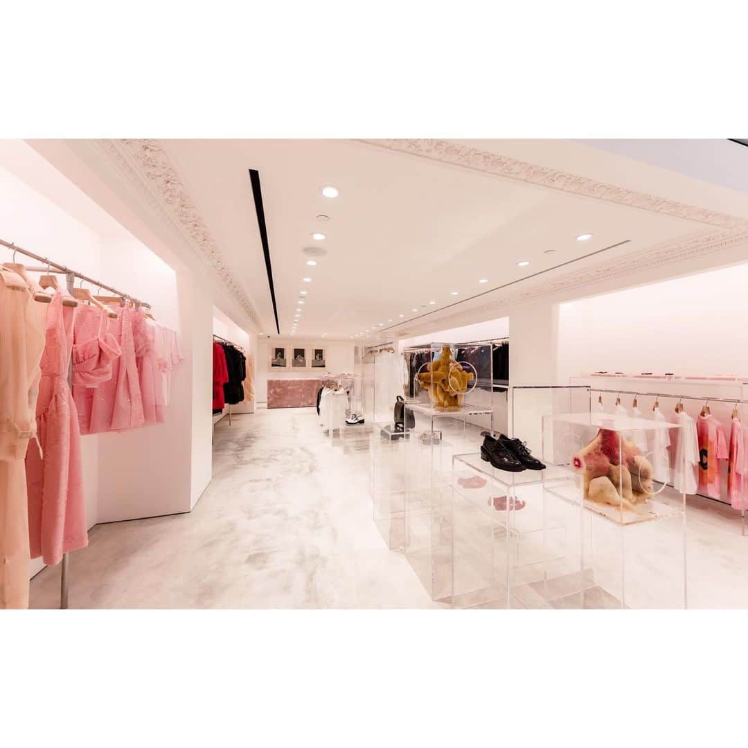 I.T IS INSPIRATIONさんのインスタグラム写真 - (I.T IS INSPIRATIONInstagram)「A look inside Asia’s first Simone Rocha store.  Drop by today to find out how @simonerocha_ turns the new store into her own canvas.  Simone Rocha Hong Kong 📍10 Ice House Street, Central - #ITHK #ITisInspiration #SimoneRocha #SimoneRochaHongKong」7月28日 19時08分 - ithk
