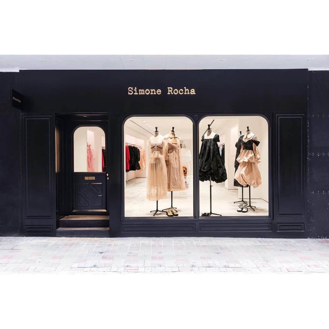 I.T IS INSPIRATIONさんのインスタグラム写真 - (I.T IS INSPIRATIONInstagram)「A look inside Asia’s first Simone Rocha store.  Drop by today to find out how @simonerocha_ turns the new store into her own canvas.  Simone Rocha Hong Kong 📍10 Ice House Street, Central - #ITHK #ITisInspiration #SimoneRocha #SimoneRochaHongKong」7月28日 19時08分 - ithk