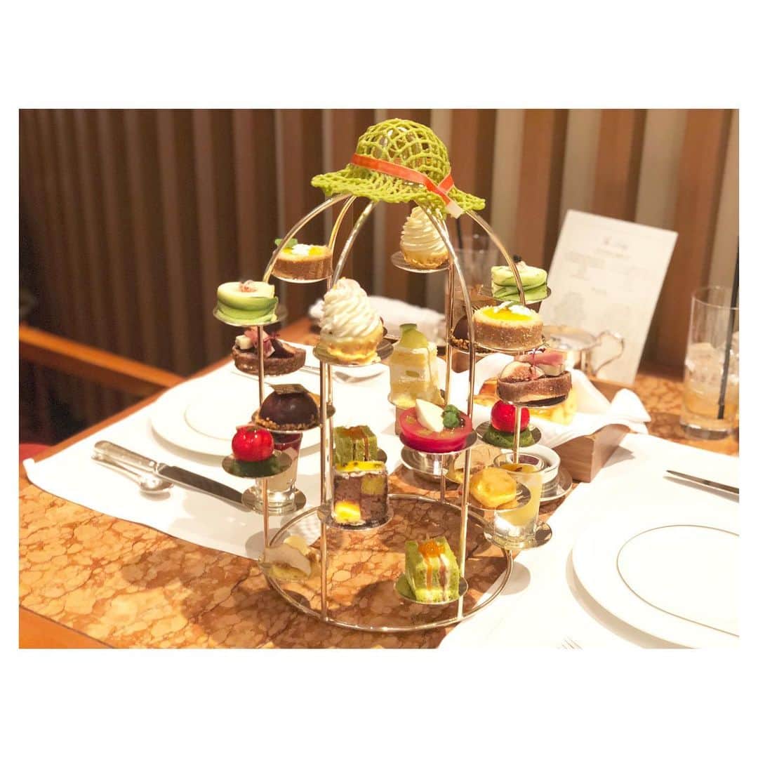 のインスタグラム：「医学部の同級生とアフタヌーンティー☕️ 麦わら帽子までサクサク食べられます✨ . .  #afternoontea #thepeninsulatokyo#アフタヌーンティー #サマーサンシャインアフタヌーンティー #ペニンシュラ東京 #ザロビー #夏限定 #限定ものに弱い」