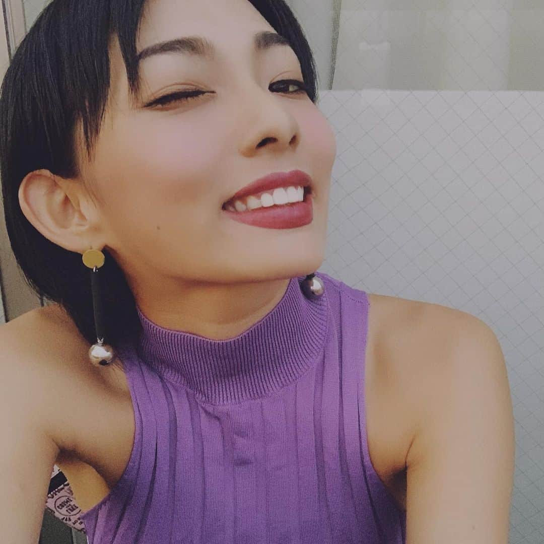 Ai（虫賀愛）さんのインスタグラム写真 - (Ai（虫賀愛）Instagram)「* さて、旅は終わりました やっとお眼目の調子も治ってきたのだ😩💕 * 歯の治療も、本当にかかせません 小さい頃、鬼ごっこしてて 折った前歯さんw 何度目かの治療ですが、 @the_white_dentalclinic さんが本当に信頼できて、お任せできる * * 沢山ある病院の中で どこへ行けばいいかわからなかったけど もうこれからはずっとお世話になりたいと思ってます * * #ザホワイトデンタルクリニック #ガーデンクリニック  #thewhitedentalclinic  #歯 #さらば出っ歯 #セラミック #歯医者 #池袋 #東京の空も綺麗だね」7月28日 19時05分 - ai.mushiga