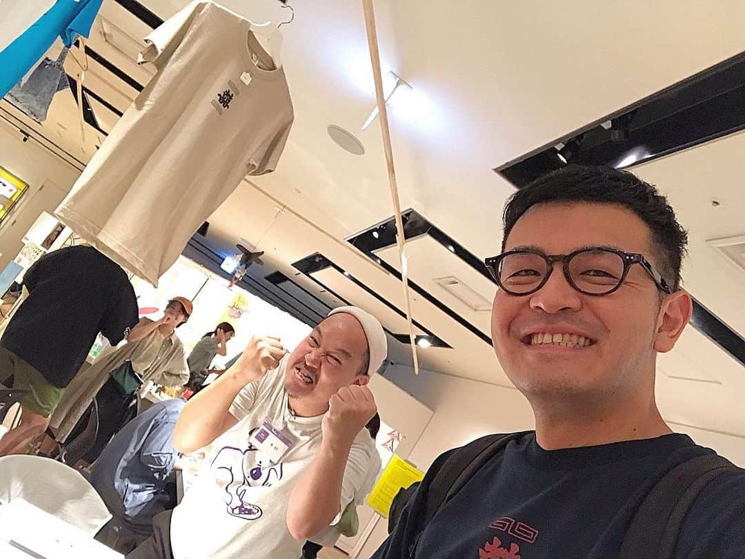 高見雄登のインスタグラム：「きむさん梅田阪急出店中！ 広島からの帰り道に寄らせてもらいました！ #阪急うめだ本店 #asiabookmarket#明日まで#行かな #似顔絵#Tシャツ Tシャツめっちゃかわいいです！ きむさん顔とポーズ、なにそれ？」
