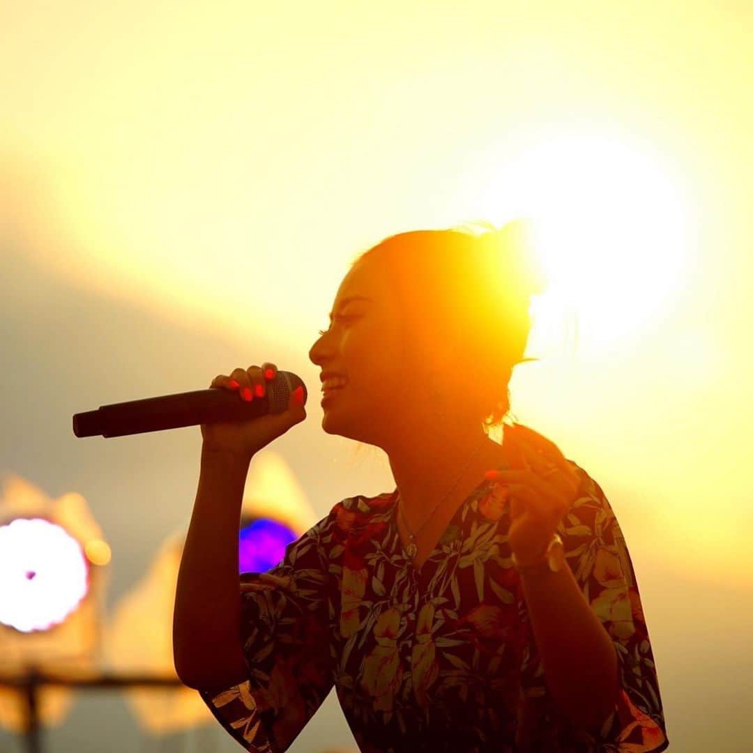 のインスタグラム：「今年も若狭たかはま漁火想で ライブさせていただきました🎤 . 台風の影響でもしかしたら中止かも..と思ってたぁ.. リハは雨の中行われて不安不安不安やったけど.... 天気の神様が味方してくれました😢🔥✨ こんな素敵な写真まで撮っていただきました🌇 （ 📷 @biwamori さん有難うございます！） . そして今年も地元のキッズダンサーちゃんたちとコラボして ステージを盛り上げてくれたよ☺️👍 みんな本当に有難うねっ❤️❤️❤️ . また来年も皆さんとお会いできることを、楽しみにしています🎇 . . . #若狭たかはま漁火想 #漁火想 #高浜町 #テーマソング #高浜町テーマソング #HOPE#福井県 #花火大会 #2019夏 #20190727 #LIVE #Licana #JAPAN #JAPINA #singer #summer」