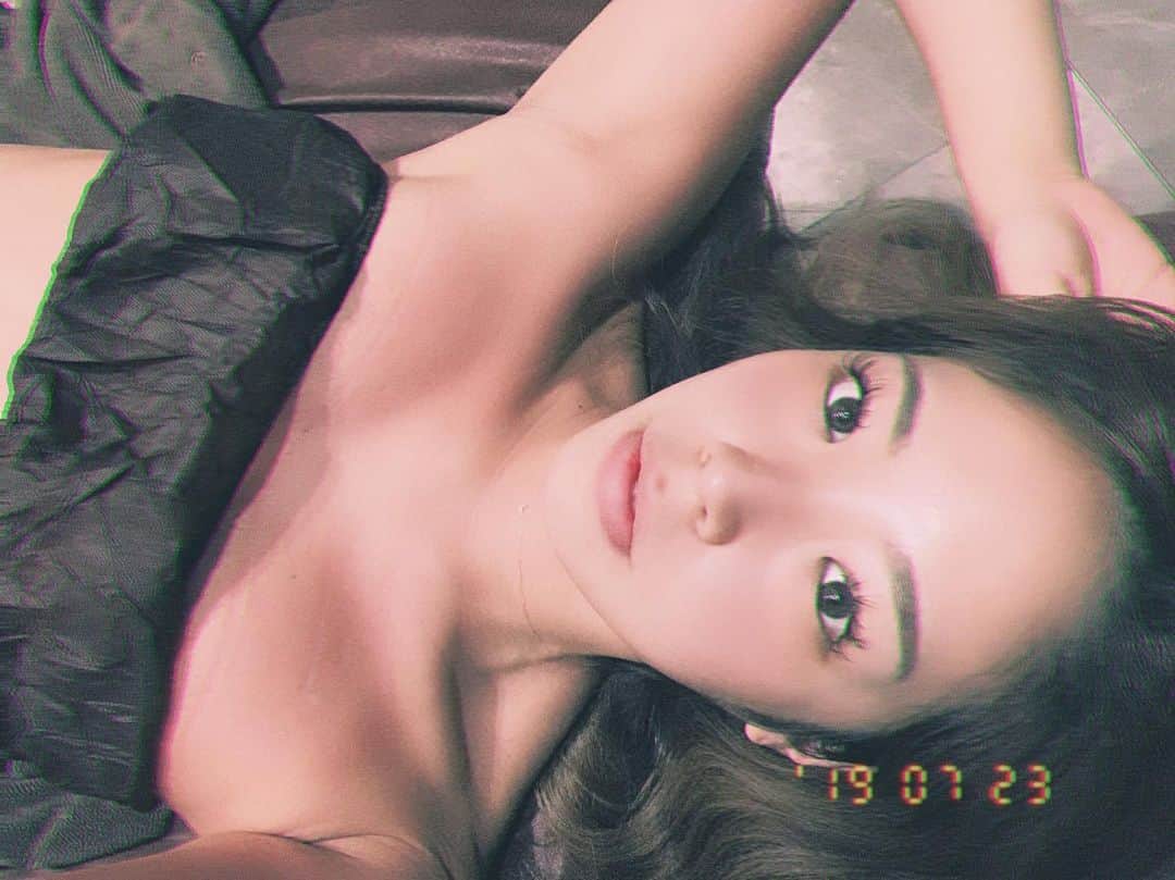 Linaのインスタグラム：「先日も@slendaginza_official 🐨 今回も整体ポキポキ鳴らしてもらって身体スッキリポカポカになったよ🦴. 私は片足に体重かけてしまったりめっちゃ足組んだりする人だったから通い始めは足の長さも左右違ったんだけど、先生に指摘されてなるべくしないように心掛けてる‼︎ 毎回私痛がる所同じみたいで癖ついちゃってますねーー。 姿勢ってダイエットにもすごく大事だなんだね☠️ . #slendaginza #スレンダ銀座 #エステ #ダイエット #遺伝子検査 #セルライト #美容 #肌ケア #美肌 #女子力向上委員会 #女子力アップ #美肌レシピ」