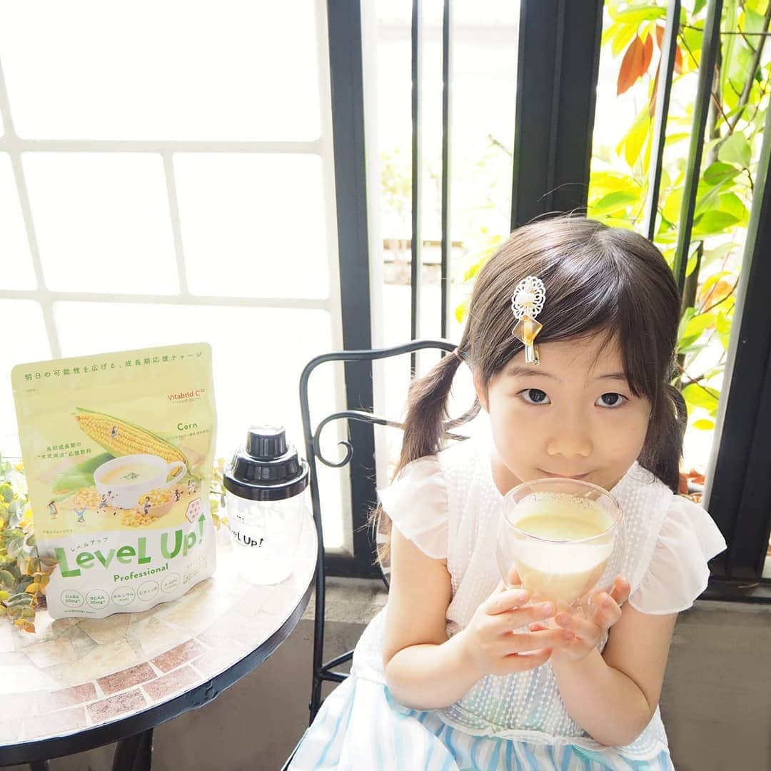 Kuboi Ayumiさんのインスタグラム写真 - (Kuboi AyumiInstagram)「好き嫌いは多くない方の娘たち。  基本的には「おいしい！」と作った料理を食べてくれるのですが、やっぱり食べむらは多く… ぐんぐん育つ成長期なのに、栄養バランスが心配になっちゃいます。  昨日はちょっと栄養が偏っていたかもと思った翌日は 朝食に「レベルアッププロフェッショナル」コーンポタージュをプラスして出してあげています。 「レベルアッププロフェッショナル」は、“文武両道”のた５めの栄養バランスと配合量にこだわって開発された子供成長応援飲料。 1杯で、1日分の栄養素25種類も簡単にチャージできちゃうんです！  コーンポタージュだけでなく、ココアミルク・イチゴミルク・バナナミルク・ヨーグルトミルクと 種類もあるので、好きな味を選べますよ。 飲み方は簡単！ 牛乳や豆乳で溶くだけ。 これなら牛乳が苦手な子どもでも飲めちゃうと思います。  ダンスの前などに飲んだイチゴミルクもおいしかったみたいで 「ママ、また作って～！」とおねだりされちゃいました。  詳細についてはストーリーハイライトに掲載しています☆ @levelup_vitabridjapan  キャンペーン中みたいで、初回は1,500円でお試しできちゃうよ。  #レベルアッププロフェッショナル #levelup #レベルアップ  #成長期  #文武両道レベルアップ #レベルアップ応援飲料 #長期成長長期応援飲料 #子育て #成長応援飲料 #女の子ママ #ambassador #食育」7月28日 19時09分 - himekagami