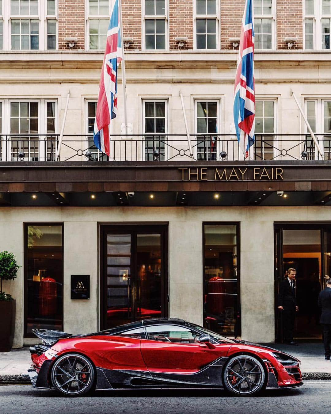 @LONDON | TAG #THISISLONDONさんのインスタグラム写真 - (@LONDON | TAG #THISISLONDONInstagram)「@masterkrishan with #ASundayCarPic in #Mayfair featuring @LondonMclaren #720S owned by @ChrisEubankJr and customised by @Mansory inc marbled carbon fibre@and power up to 755bhp! 😱🚗💨 Let us know what you think below! Yes or no?! 👇🏼👇🏼👇🏼 // #thisislondon #supercarsoflondon #mclaren720s #mclaren #londonlife」7月28日 19時13分 - london