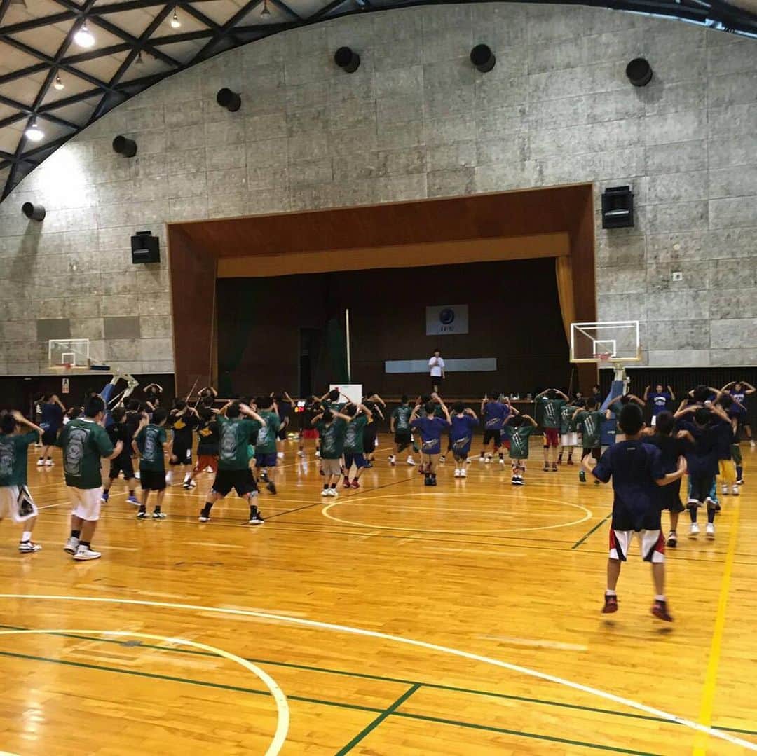 仲摩匠平さんのインスタグラム写真 - (仲摩匠平Instagram)「今日はドリームプロジェクト「バスケットボールスキルクリニック」の講師としてイベントに参加してきました！ １００人を超える小学生と暑い時間を過ごしました！！ 最後はフリースロー大会で見事景品をゲット(^^) #飛翔会 #福山整形外科クリニック #NPO法人ケアユナイテッド #合同開催 #ドリームプロジェクト #イベント #クリニック#講師 #スリストム広島 #バスケット」7月28日 19時14分 - shoheinakama