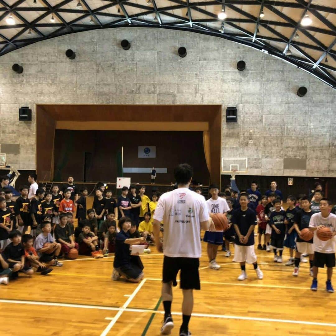 仲摩匠平さんのインスタグラム写真 - (仲摩匠平Instagram)「今日はドリームプロジェクト「バスケットボールスキルクリニック」の講師としてイベントに参加してきました！ １００人を超える小学生と暑い時間を過ごしました！！ 最後はフリースロー大会で見事景品をゲット(^^) #飛翔会 #福山整形外科クリニック #NPO法人ケアユナイテッド #合同開催 #ドリームプロジェクト #イベント #クリニック#講師 #スリストム広島 #バスケット」7月28日 19時14分 - shoheinakama