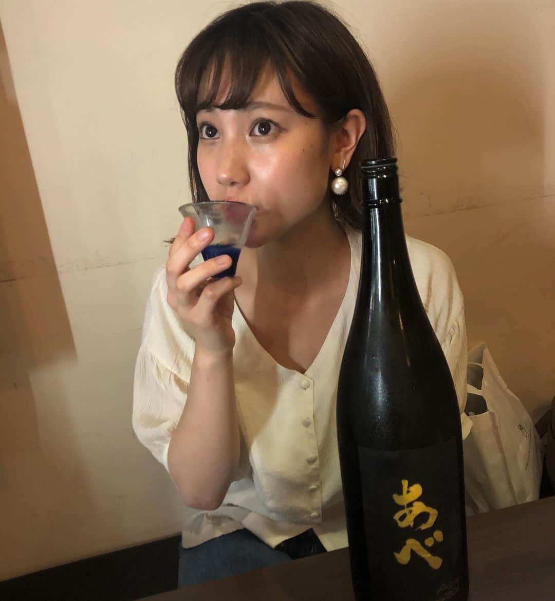 高野祐衣さんのインスタグラム写真 - (高野祐衣Instagram)「昨日、イベント『ゆいぽんしゅ処』のあと﻿ のみ足りず、、（笑）﻿ ﻿ ﻿ ﻿ ﻿ 日本酒に超詳しい店長さんおすすめ！﻿ ﻿ ﻿ 『あべ』 純米大吟醸 生原酒﻿ ﻿ フルーティーで甘いんだけど、﻿ 梨のようなスッキリさとキレもある。﻿ 綺麗にまとまってるから﻿ 次々のみたくなるかんじ！﻿ おりがらみなので口に含んだ時のインパクト◎﻿ 旨味があっておいしい〜✨﻿ ﻿ ﻿ ﻿ ﻿ 初めての銘柄をのむ時の﻿ おそるおそる顔、、。﻿ ﻿ ﻿ ﻿ ﻿ #日本酒 #日本酒女子﻿ #新潟県 #阿部酒造 #あべ﻿ #純米大吟醸 #無濾過生原酒﻿ #越淡麗 #ゆいぽんしゅ﻿」7月28日 19時21分 - yuipooon12_06