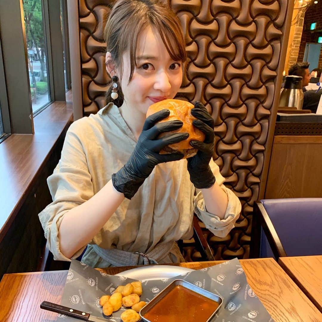 中城あすかさんのインスタグラム写真 - (中城あすかInstagram)「新しくオープンしたハンバーガー屋さん🍔 . 黒い手袋をしていただくスタイル！ 手の汚れを気にしないで食べられるから、豪快にいけます👍🏻 . 大きいサイズなのに全然胃もたれしなくて美味しかった😋 . またすぐ行きたい😊 2年間限定らしい。 . #ゴクバーガー #原宿 #gokuburger #japan #tokyo #harajuku」7月28日 19時34分 - asukanakajo