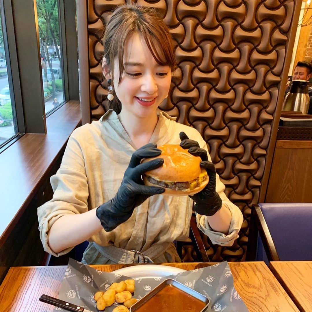 中城あすかさんのインスタグラム写真 - (中城あすかInstagram)「新しくオープンしたハンバーガー屋さん🍔 . 黒い手袋をしていただくスタイル！ 手の汚れを気にしないで食べられるから、豪快にいけます👍🏻 . 大きいサイズなのに全然胃もたれしなくて美味しかった😋 . またすぐ行きたい😊 2年間限定らしい。 . #ゴクバーガー #原宿 #gokuburger #japan #tokyo #harajuku」7月28日 19時34分 - asukanakajo