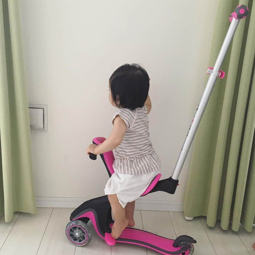 堀友理子さんのインスタグラム写真 - (堀友理子Instagram)「1歳の誕生日プレゼントはバイク🛵 スクーターにもなって、6歳まで使えるらしい😳 旦那さんが口コミを元に、悩みに悩んで選んだ甲斐があってか、乗せると超ご機嫌になります！ ヘルメットも買って公園で遊ぶのが楽しみ💕 っと呑気な投稿をしつつ、 娘は今手足口病。。😱 うちは今年かからないかもっと思っていたら熱が39度が続き、足に発疹が出ましたm(_ _)m 早く治りますように、、 そしてお願いだから、私にうつさないで😩 #グロッバー  #1歳誕生日プレゼント  #フランス発 #手足口病」7月28日 19時29分 - horiyurisanpo