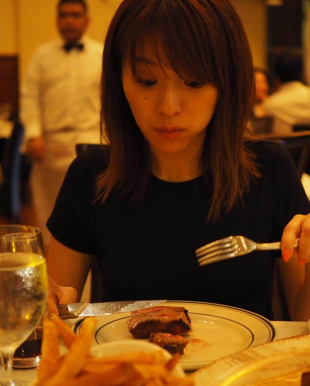 林弓束さんのインスタグラム写真 - (林弓束Instagram)「夜ご飯はステーキを食べに🥩 #ベンジャミンステーキハウス へ 沢山の有名人の写真が並んでて日本人では安倍首相のもありました！😊 お肉美味しかった〜！❤️ 妹が「ゆづかと歩いてるとjapanese?って聞かれたりhiって言われたり、観光客ってわかるんやなぁ」って言うから、「嫌だ！ニューヨーカーに思われたい！どうやったらニューヨーカーになれる？」 ってことで教えてもらったのが、 「シンプルな黒トップスに 髪をルーズに結べばいい」 ってことでやってみたのがこれ。笑 ちょっとは馴染めたかしら？ 6.7枚目は #ニューヨークパブリックライブラリー という図書館の前で📚✨ #yzktrip」7月28日 19時31分 - hayashiyuzuka