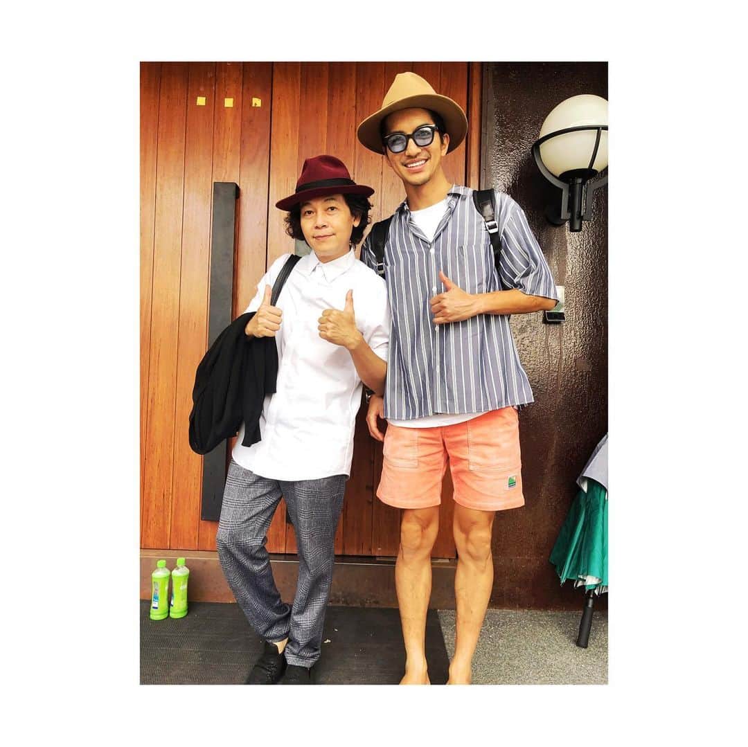 幸太さんのインスタグラム写真 - (幸太Instagram)「Bangkok shooting  ムービーの撮影を終えて1泊2日で日本に帰国して、日本の撮影を終えて又バンコクへ1泊２日でスチール撮影✈️ なかなかハードでしたが💦  最後はすんなり終わって少しだけ自由時間も取れたので、行きたかった場所や会いたかった人にも会えて良い時間でしたぁー  普段は1枚目みたいな格好の俺ですが、今回の撮影では2枚目みたいなアジアンセレブな雰囲気( 頭四角いですが…)で  初めてのタイ🇹🇭での撮影を終える事が出来ました。  CM、スチール共に、どんな物になってくるのか仕上がりも楽しみですが  何よりこの仕事に辿り着けたのが、タイ🇹🇭の仕事をしてみたい‼️ だけど長期ステイは、いま出来ないし…😥 そんな想いで自分なりに動いて、やっと取れた3年越しの想いだったので、大変だったけど本当に嬉しかったんですよねー😊  日本🇯🇵のスタッフや友達、タイ🇹🇭のスタッフや在住の友達、そして応援してくれる皆んなに本当に感謝です🙏  これからも楽しみながら、色々と挑戦し続けていけるよう頑張りまーす  #ありがとう #コップンカー #Thankyou #多謝 #謝謝  #model #asianmodel #actor #thailandtravel #tvc #adverdisment #jetsetter #surfer  #モデル #俳優 #アジアモデル #サーファー #サロンオーナー #カフェオーナー  #願えば叶う #自分を信じて #挑戦し続ける生き方  #怒涛のスケジュール #1週間で2回海外に行く #決めたらやり切る」7月28日 19時36分 - kotawave