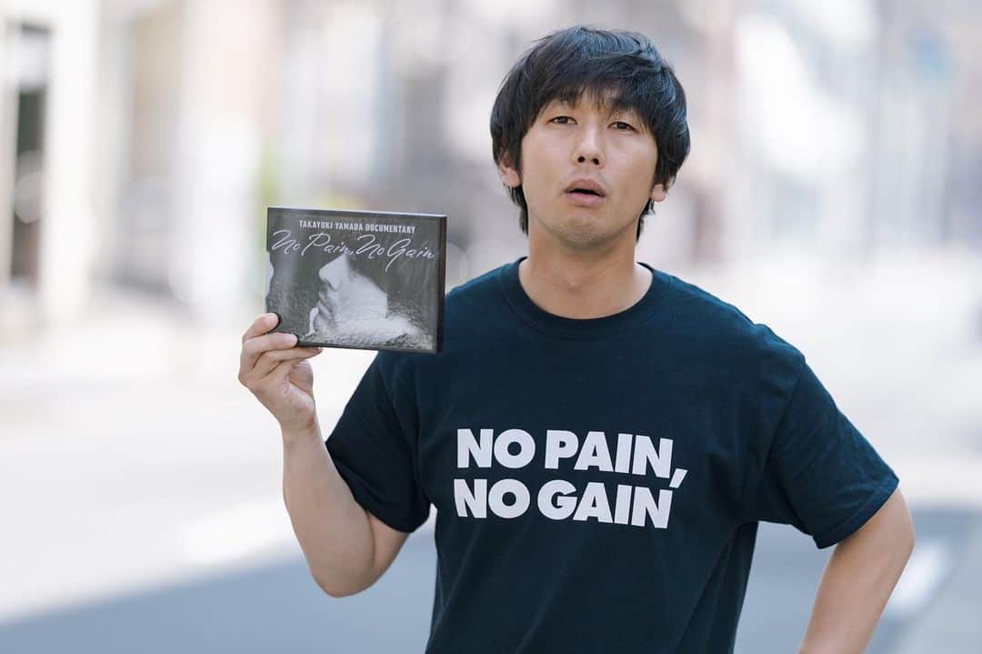 大川竜弥のインスタグラム：「山田孝之さんのドキュメンタリー『No Pain,No Gain』のBlu-rayとTシャツをゲットしました。発売日にゲットしたのですが、自宅にBlu-rayプレーヤーがないためまだ未見です（新宿シネマカリテで観ました）。 #山田孝之 #NPNG」