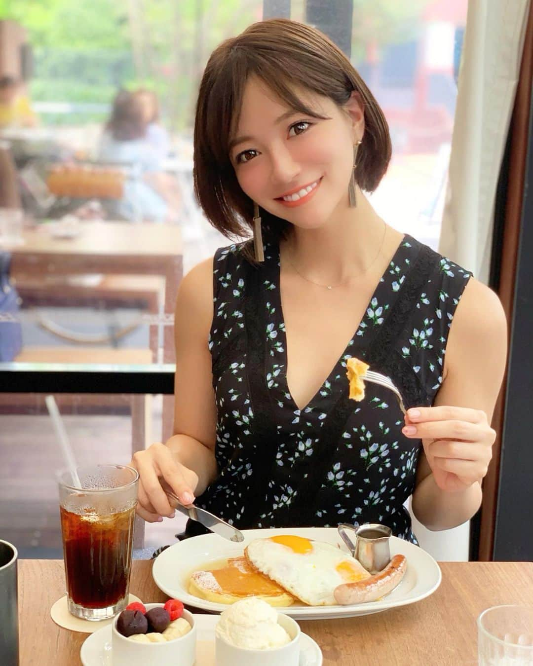 石井里奈さんのインスタグラム写真 - (石井里奈Instagram)「こんばんは😊❤️ . 今夜は里奈ログ😋🥞💕 早朝ZACCで撮影用のカラーした後、青山のcrisscrossでモーニング😘 . とっても良い天気だったからテラスでモーニングとかいいなぁと思って行ってみたら行列🥺😭笑 . 並んで大好きなパンケーキをいただきました🥞😋🍉 朝から素敵空間で美味しい朝食をいただく時間、最高の休日になりました😘💕 . ここのパンケーキ、クラシックなんだけどふわふわで大好きなんだよねぇ☺️❤️ ちゃんとそのあとはジムとプールに🙆‍♀️ . 食べた分消化してきました✌️💕笑 . あっという間に来週は8月🍉🌻 今年はどこの花火大会いこうかな🎆 . 今日もお疲れ様でした🌻💕 . #りなまるグルメ #パンケーキ #パンケーキ部 #モーニング #pancake #crisscross #クリスクロス #朝活 #ヘアカラー #morning #朝ごはん #breakfast #パンケーキ巡り #ハワイグルメ #ハワイ #hawaii #ハワイ旅行 #ハワイ旅 #gm #朝食 #休日コーデ #ボブ #ショートヘア #ショート #shorthair #花火大会 #fireworks #幸せのパンケーキ」7月28日 19時37分 - ri7tin1025