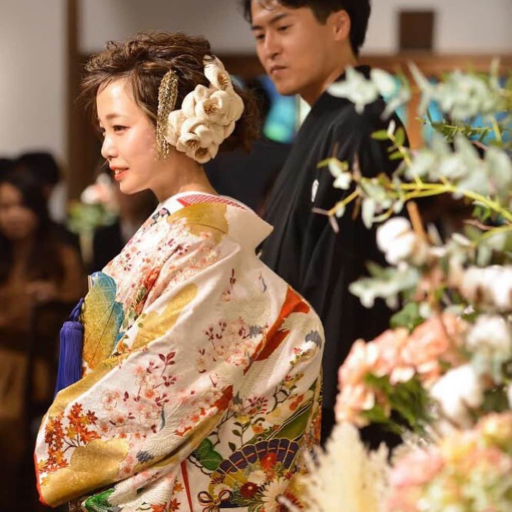 ARCH DAYS Weddingsさんのインスタグラム写真 - (ARCH DAYS WeddingsInstagram)「日本の伝統的な花嫁衣装である、 #色打掛 。﻿ ﻿ ﻿ 最近、#和婚 や #和装ウェディング がリバイバルしていることもあり、衣装の一つに色打掛を検討している花嫁さんも多いのでは？﻿ ﻿ ﻿ 今回は会場とマッチした、ARCH DAYS花嫁さんの色打掛の着こなし事例をご紹介します🕊﻿ ﻿ ﻿ ▽このCOLUMNを見るにはストーリーズを☑️﻿ 和婚花嫁さんへ。会場とのコーディネートがおしゃれな色打掛や引き振袖5選﻿ ﻿ ﻿ ▽ARCH DAYSトップページはこちらから☑﻿ @archdays_weddings﻿ プロフィールのリンクから👰🏻﻿ ﻿ ﻿ ▽バースデー・ベビーシャワーなどの情報を見るなら💁🎉﻿ @archdays﻿ ﻿ ﻿ ----------------------﻿ #archdays #和装 #和装結婚式 #和装婚 #和装結婚式 #和装花嫁 #和装挙式 #和装婚礼 #和婚花嫁 #和婚をもっと盛り上げたい #和婚アイテム #和婚スタイル #和婚花嫁さんと繋がりたい #和婚式 #色打掛選び #色打掛け #色打掛ヘア #色打掛試着 #結婚式アイディア #ウェディングアイディア #結婚式アイデア #結婚式準備 #ウェディング準備 #オリジナルウェディング #結婚式 #ウェディング #プレ花嫁﻿ ----------------------﻿ https://archdays.com/column/2019/07/28/46157﻿ ----------------------」7月28日 19時38分 - archdays_weddings