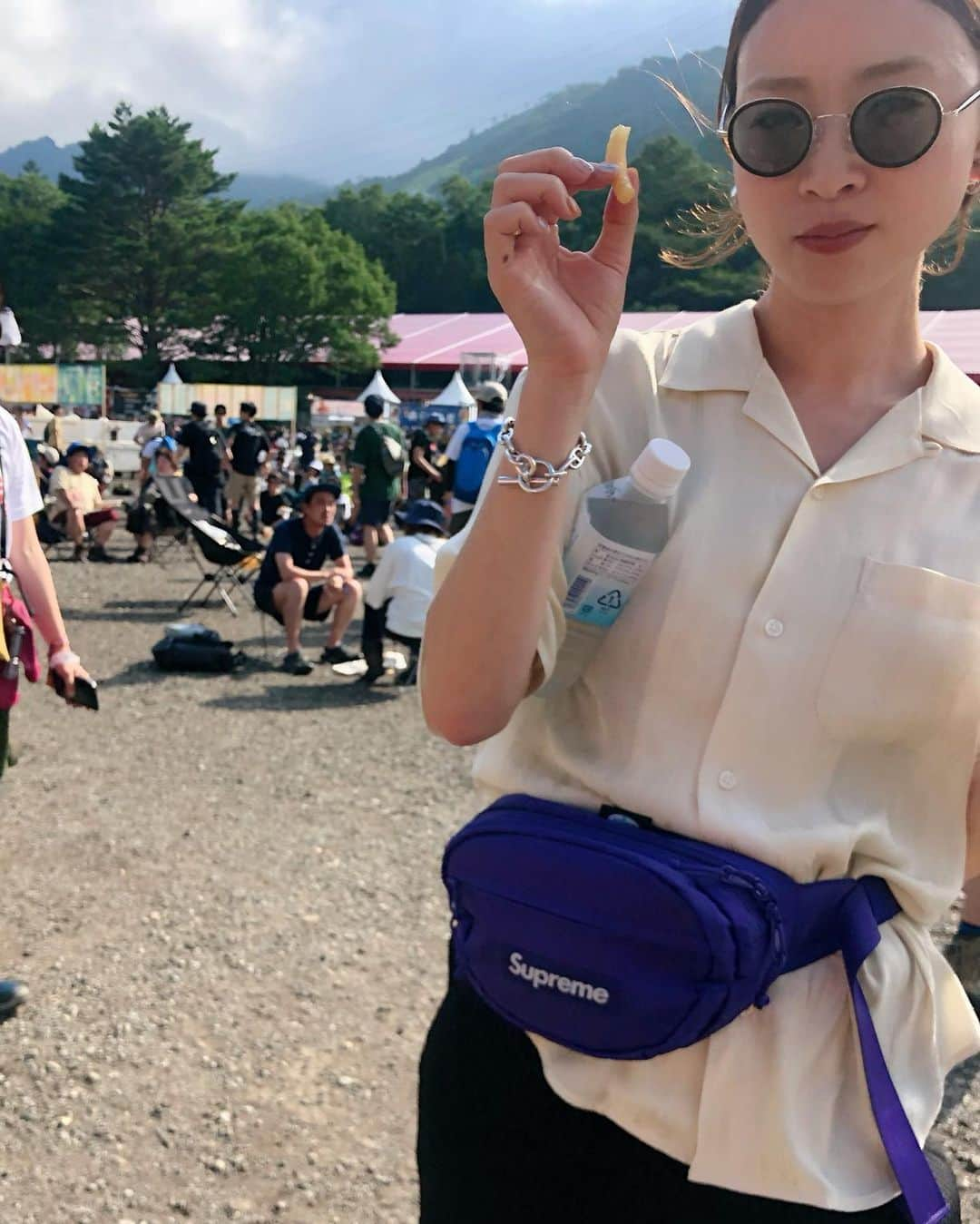 野尻美穂さんのインスタグラム写真 - (野尻美穂Instagram)「3日目はやっと晴れた！ ご機嫌でポテトを食べる私🍟🤣（そして斜め🤣 そしてTENDREとネバヤンの最後だけ撮れました😭 #また今雨だけど #fujirock2019」7月28日 19時39分 - miho_cocoa