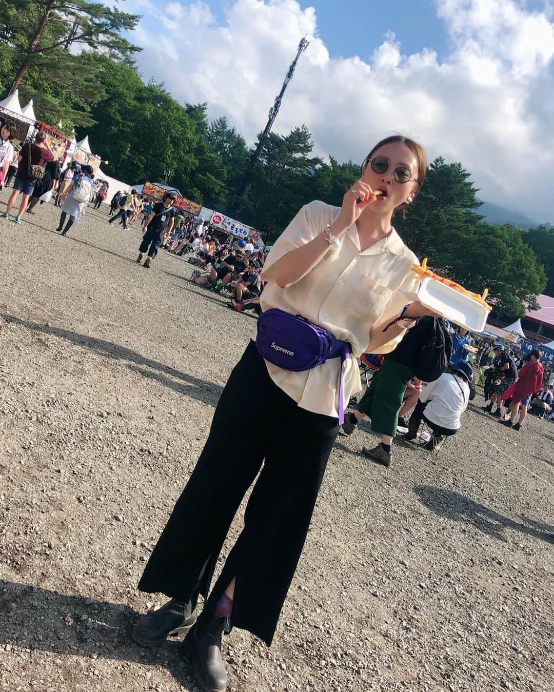 野尻美穂のインスタグラム：「3日目はやっと晴れた！ ご機嫌でポテトを食べる私🍟🤣（そして斜め🤣 そしてTENDREとネバヤンの最後だけ撮れました😭 #また今雨だけど #fujirock2019」