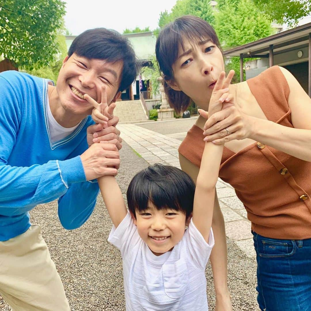 日本テレビ ドラマ「わたし旦那をシェアしてた」さんのインスタグラム写真 - (日本テレビ ドラマ「わたし旦那をシェアしてた」Instagram)「‪こんばんは、#旦シェア です🤗‬ ‪４話で確かめられた、加奈子と透の親子の絆…✨‬ ‪オフショットではどちらの家族とも幸せそうです😭✨‬ ‪#わたし旦那をシェアしてた‬ ‪#りょう #平山浩行 #平原テツ #牧純矢 #ケールとプルーンのサラダ‬ ‪ 💍5話8/1(木)夜11:59、4話の無料見逃し配信はTVer・ytvMyDo!💍‬」7月28日 19時40分 - _danshare_