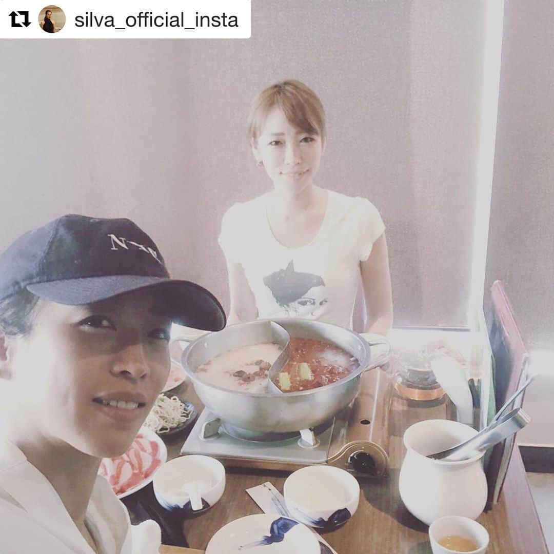 MAYUMIのインスタグラム：「時間経つの早かったー\(｡˃ ᵕ ˂ )/ ✧*｡ いっぱい話せていっぱい笑って‥食事もおいしかったょ♡幸せいっぱい💗  #Repost @silva_official_insta with @get_repost ・・・ ひーなーべー。  My sista DJ Mayumiと久しぶりなデート❤️ 思った以上に辛くて食べれなかった、汗  #火鍋 #soulmate #love」