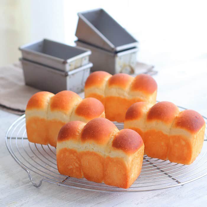 あいりおーさんのインスタグラム写真 - (あいりおーInstagram)「かわいいミニ食パン焼けたー🍞. . 一丁前に釜伸びしてて可愛い❤️. . 生クリーム配合してちょっとリッチにした美味しさ٩(*ゝڡ◕๑)۶♡. . この型、何年も前に買ってずっと活躍してるうちのレギュラーメンバー(笑). . 最近お菓子よりもパンを焼く方が多くなった。. . だって暑くて誰もお菓子食べてくれないんだもーん(T ^ T). . もっぱら作るのはアイスか、かき氷なもんで、写真すら撮りません📷. . 昨日からオムレツ、オムライス作りまくり〜🍳. . こうやって納得するまで作るから家族から飽きられるワケ(笑). . . . #ミニ食パン#食パン#オムレツ#ワンプレート#あいりおーパン#kurashiru #kurashirufood #デリスタグラマー#キナリノ#おうちごはん#limia#delimia#デリミア#フーディーテーブル #製菓材料ならコッタ #コッタ #instagramjapan #igersjp #Instagram #delistagrammer #レシピもコッタ #お菓子作りならコッタ」7月28日 19時46分 - airio830