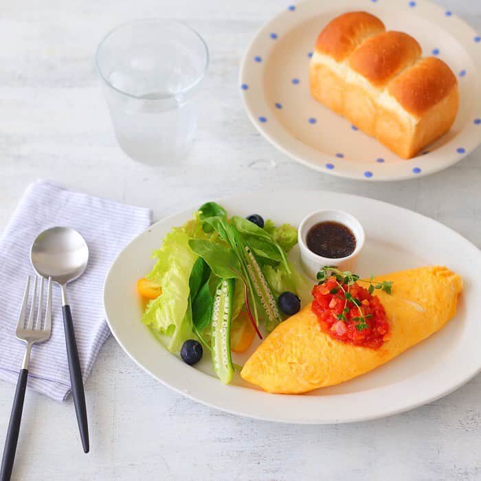 あいりおーさんのインスタグラム写真 - (あいりおーInstagram)「かわいいミニ食パン焼けたー🍞. . 一丁前に釜伸びしてて可愛い❤️. . 生クリーム配合してちょっとリッチにした美味しさ٩(*ゝڡ◕๑)۶♡. . この型、何年も前に買ってずっと活躍してるうちのレギュラーメンバー(笑). . 最近お菓子よりもパンを焼く方が多くなった。. . だって暑くて誰もお菓子食べてくれないんだもーん(T ^ T). . もっぱら作るのはアイスか、かき氷なもんで、写真すら撮りません📷. . 昨日からオムレツ、オムライス作りまくり〜🍳. . こうやって納得するまで作るから家族から飽きられるワケ(笑). . . . #ミニ食パン#食パン#オムレツ#ワンプレート#あいりおーパン#kurashiru #kurashirufood #デリスタグラマー#キナリノ#おうちごはん#limia#delimia#デリミア#フーディーテーブル #製菓材料ならコッタ #コッタ #instagramjapan #igersjp #Instagram #delistagrammer #レシピもコッタ #お菓子作りならコッタ」7月28日 19時46分 - airio830