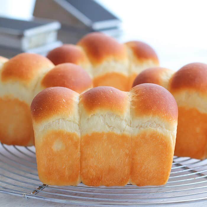 あいりおーさんのインスタグラム写真 - (あいりおーInstagram)「かわいいミニ食パン焼けたー🍞. . 一丁前に釜伸びしてて可愛い❤️. . 生クリーム配合してちょっとリッチにした美味しさ٩(*ゝڡ◕๑)۶♡. . この型、何年も前に買ってずっと活躍してるうちのレギュラーメンバー(笑). . 最近お菓子よりもパンを焼く方が多くなった。. . だって暑くて誰もお菓子食べてくれないんだもーん(T ^ T). . もっぱら作るのはアイスか、かき氷なもんで、写真すら撮りません📷. . 昨日からオムレツ、オムライス作りまくり〜🍳. . こうやって納得するまで作るから家族から飽きられるワケ(笑). . . . #ミニ食パン#食パン#オムレツ#ワンプレート#あいりおーパン#kurashiru #kurashirufood #デリスタグラマー#キナリノ#おうちごはん#limia#delimia#デリミア#フーディーテーブル #製菓材料ならコッタ #コッタ #instagramjapan #igersjp #Instagram #delistagrammer #レシピもコッタ #お菓子作りならコッタ」7月28日 19時46分 - airio830